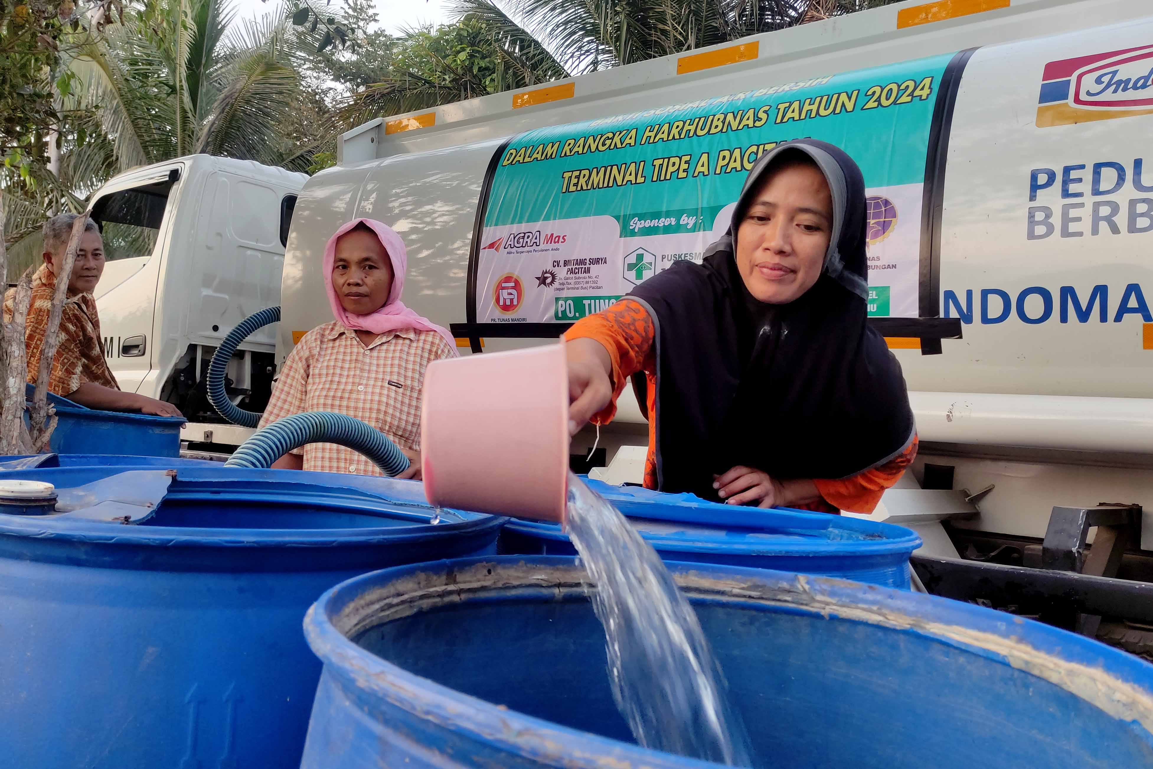 MEMANG BERAT: Warga Dusun Kendal, Klesem, Kebonagung, Pacitan, mengandalkan dropping air bersih untuk mencukupi kebutuhan mereka sehari-hari karena terdampak kekering. (NUR CAHYONO/RADAR PACITAN)