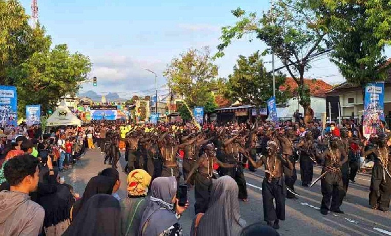 SARWA-IRENG: Penampilan Tari Keling ing Festival Rawat Jagat #3 Kabupaten Pacitan, Setu (21/9) wingi. (NUR CAHYONO/RADAR MADIUN)