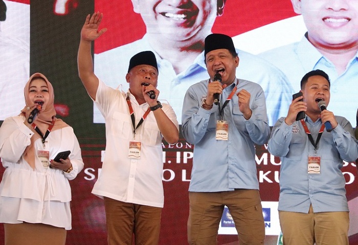 RIANG GEMBIRA: Sugiri-Lisdyarita dan Ipong-Segoro Luhur kompak duet menyanyi disela deklarasi kampanye damai dalam acara pengundian nomor urut paslon Pilkada Ponorogo 2024, Senin (23/9).