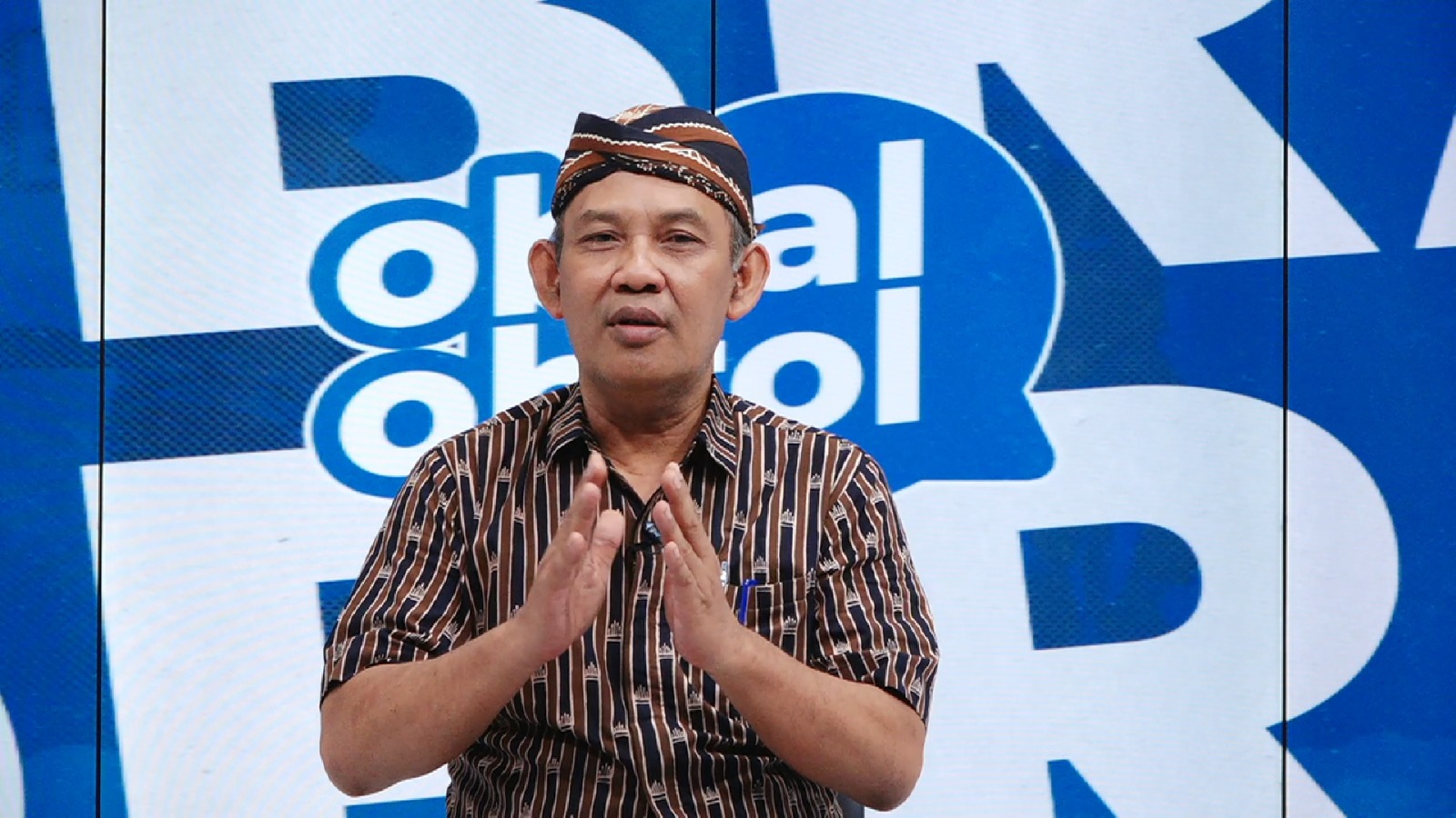 MANTAN SEKDA: Cabup Hergunadi saat menjadi bintang tamu Obral-Obrol JawaPos TV Madiun, Selasa (24/9). (TEGAR RUKMANA.RADAR MADIUN)