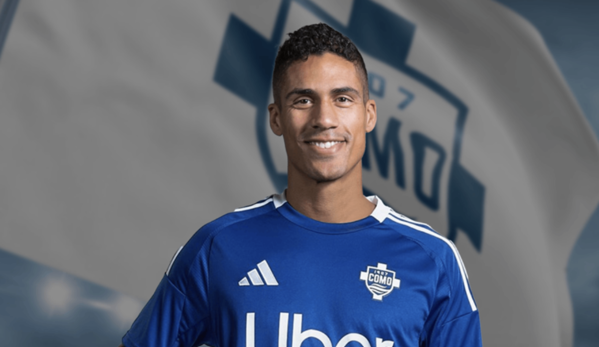 CEDERA: Meski baru bergabung dengan Como, Raphael Varane mengumumkan pensiun. (COMO)