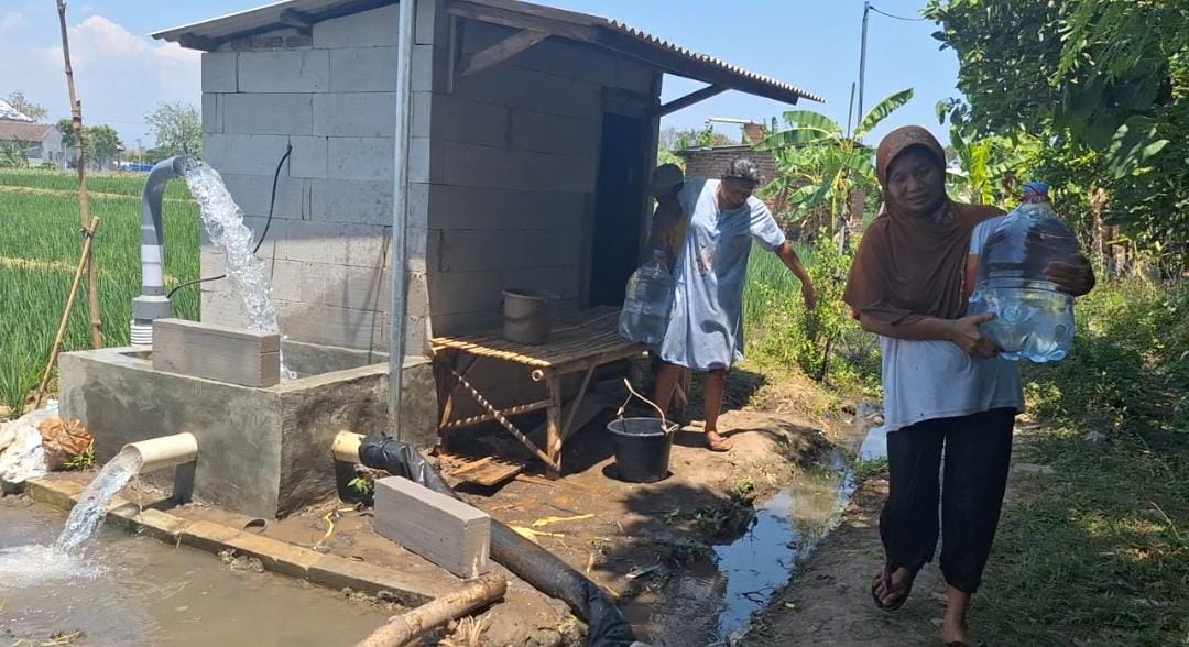 NGANGSU BANYU: Warga Desa Kuwon, Kecamatan Karas, Kabupaten Magetan krisis air bersih. (AJI PUTRA/RADAR MADIUN)