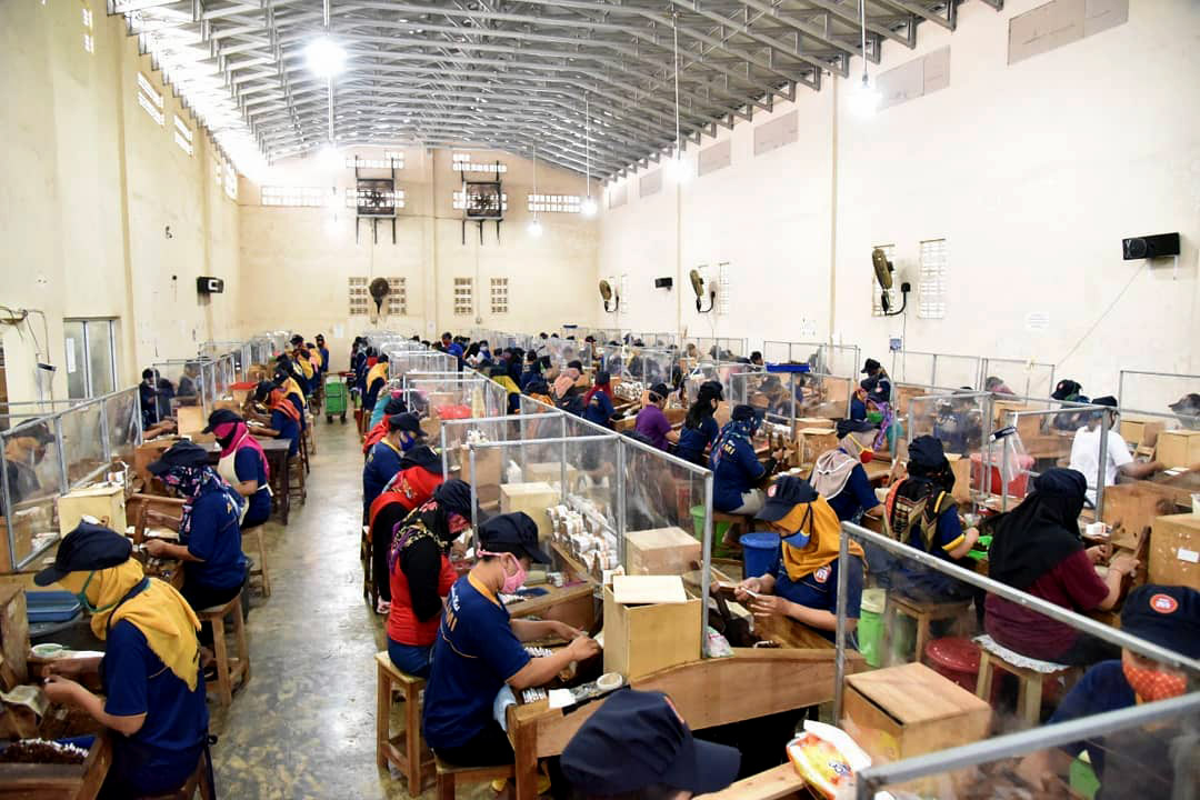 Pekerja alah satu mitra pabrik rokok di Pacitan yang mampu menyerap banyak tenaga kerja lokal.