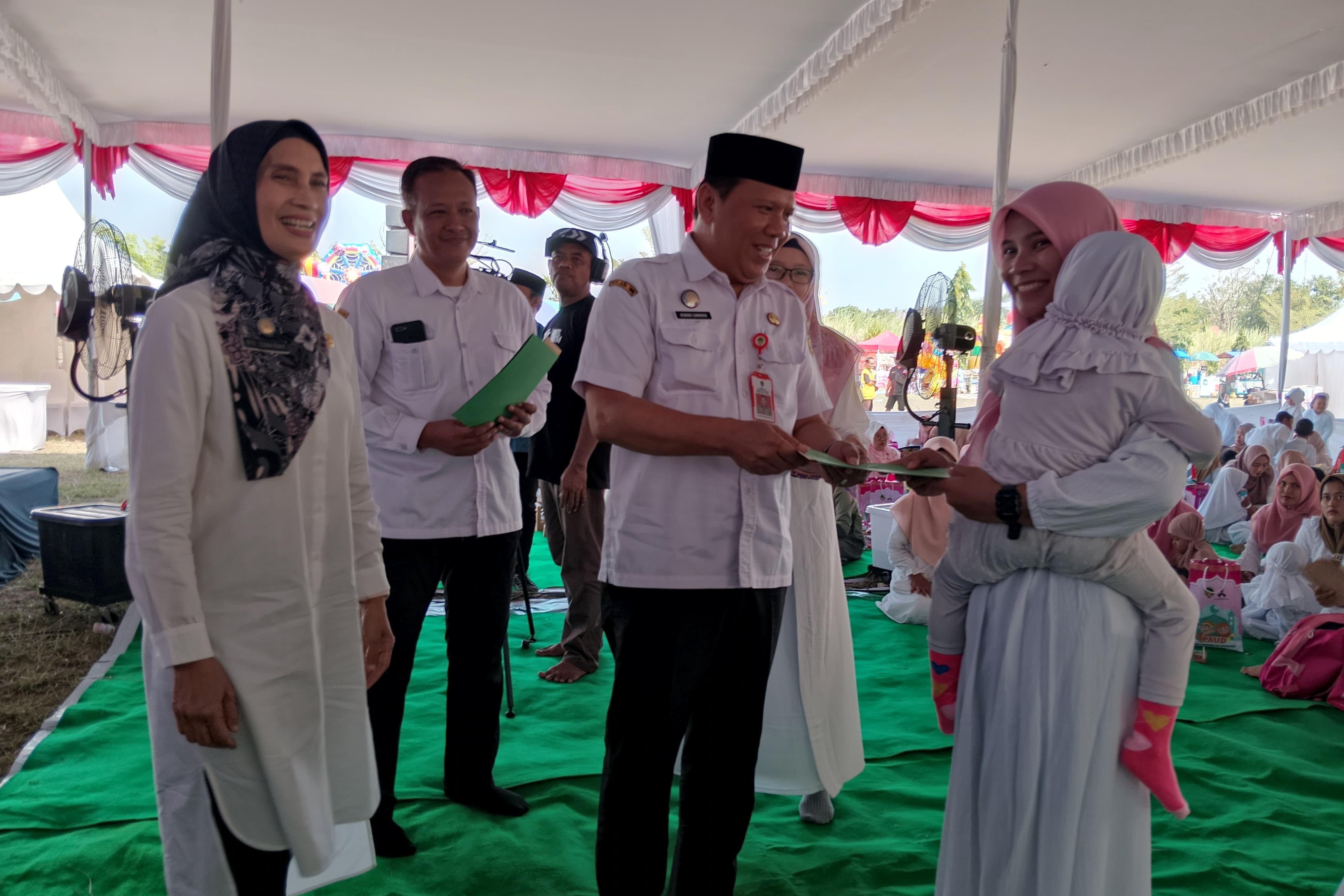 SANTUNAN: Kepala Dikbud Siti Zubaidah bersama staf ahli memberikan santunan bagi 20 anak yatim dan piatu.&nbsp;(LODITYA FERNANDEZ/RADAR MADIUN)