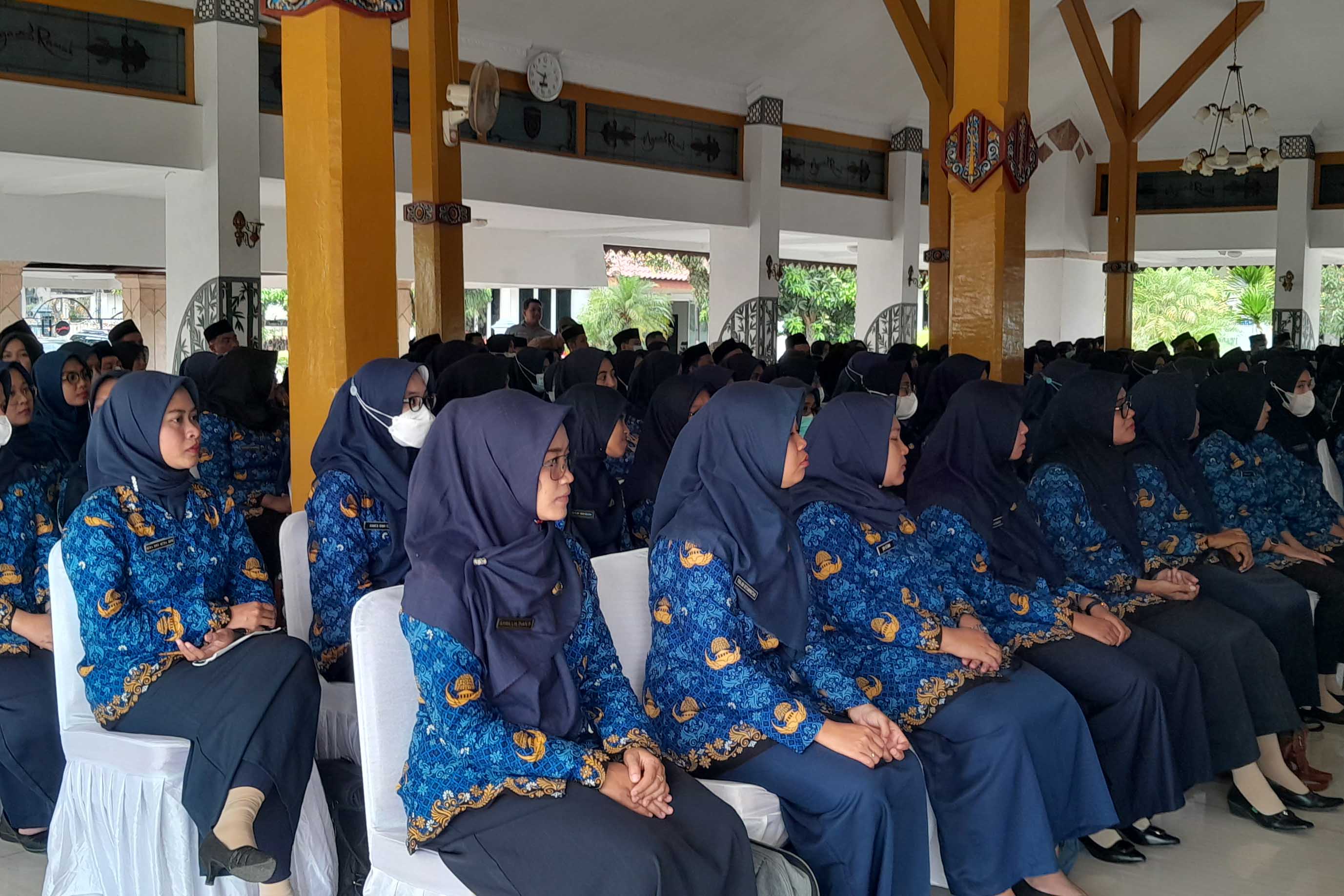 ABDI NEGARA: Sejumlah ASN Pemkab Ngawi di pendapa beberapa waktu lalu. Netralitas dalam Pilkada 2024 menjadi atensi bawaslu setempat.