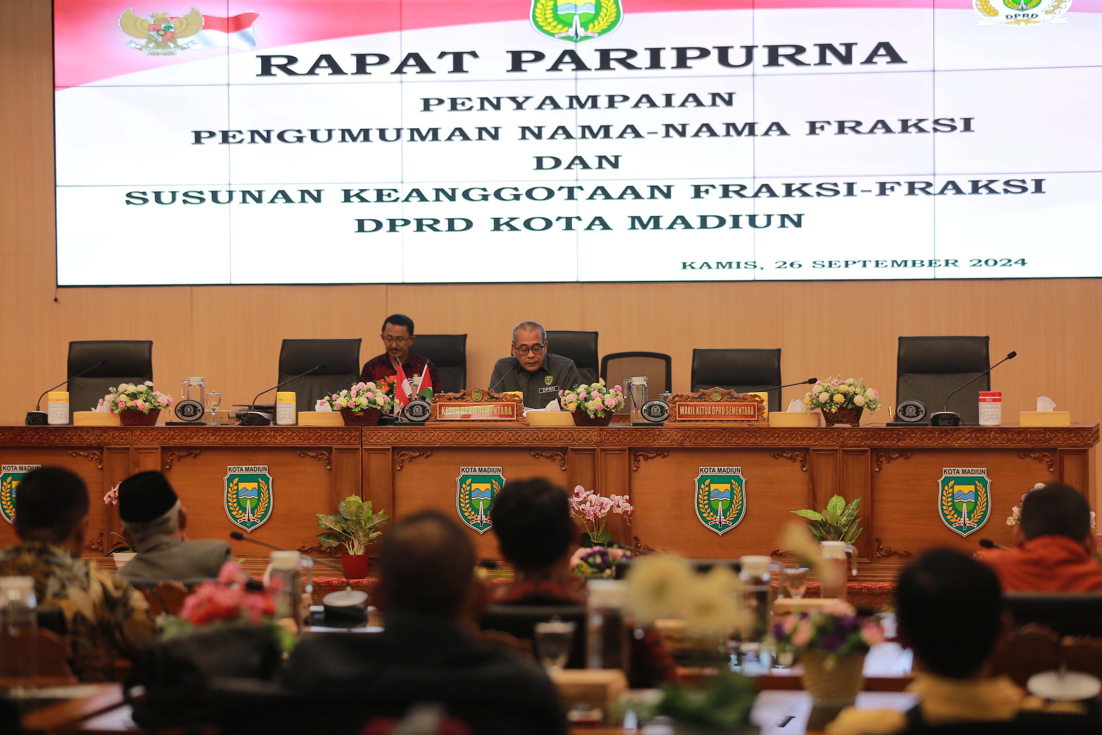 PERDANA: Armaya selaku ketua pimpinan dewan sementara memimpin rapat paripurna internal DPRD Kota Madiun kemarin (26/9).&nbsp;(BAGAS BIMANTARA/RADAR MADIUN)