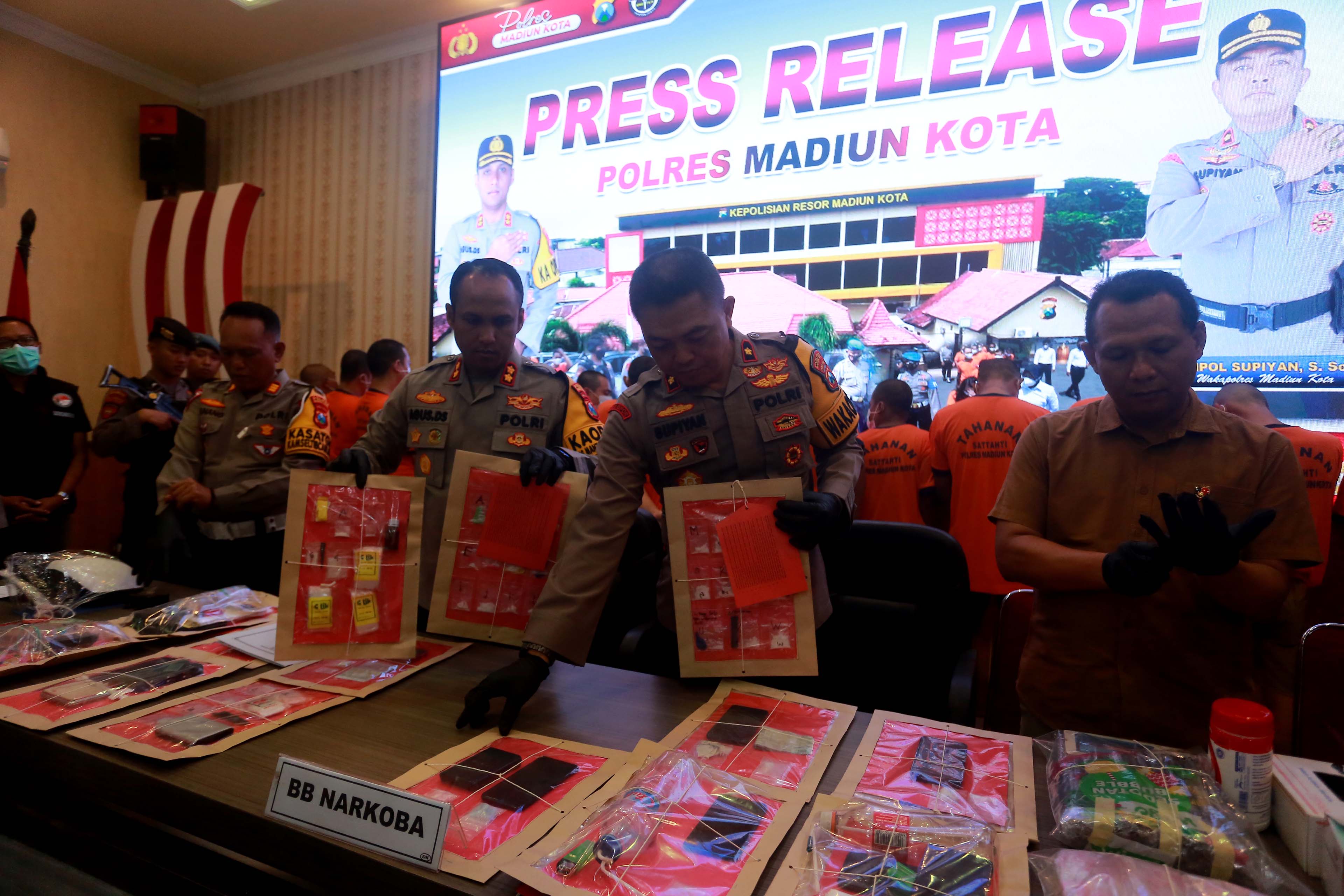 TERSANGKA KASUS NARKOBA: Rilis kasus narkoba Mapolres Madiun Kota, Kamis (26/9). (BAGAS BIMANTARA/RADAR MADIUN)