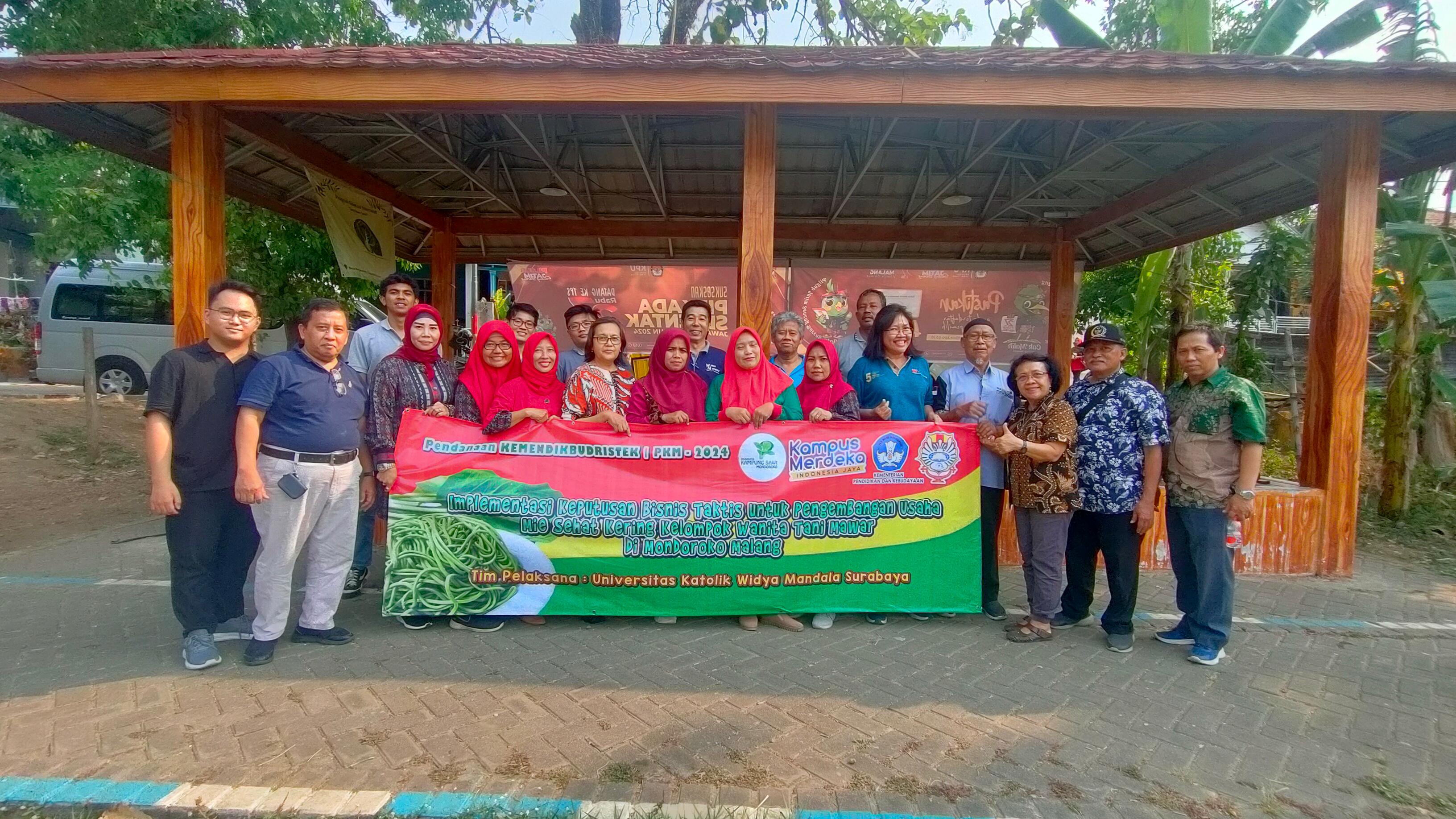 BERI DUKUNGAN: PKM UKWMS membantu KWT Mawar di Dusun Mondoroko, Kabupaten Malang, untuk mengembangkan usaha mie sehat. (UKWMS)