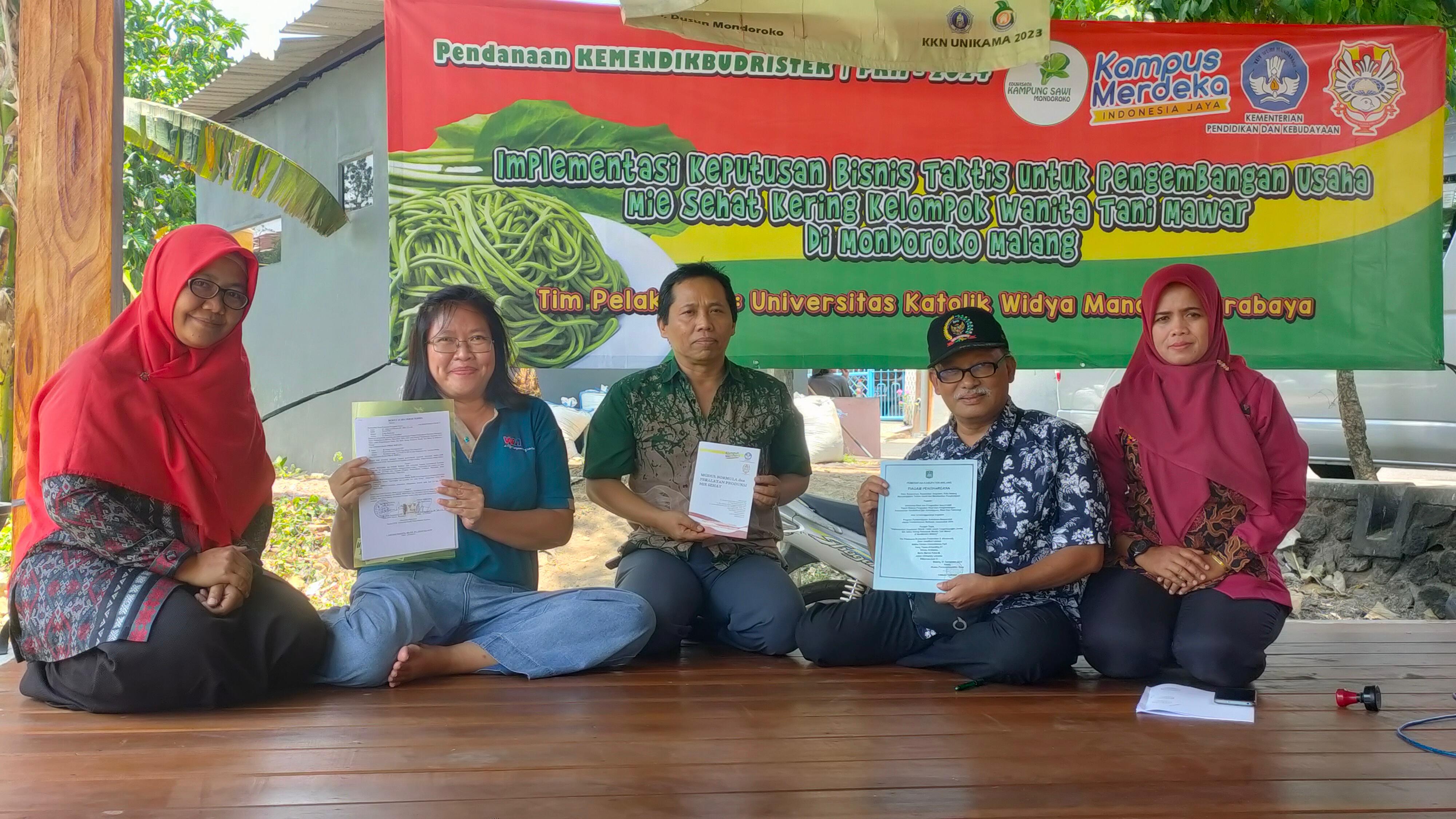 TEBAR MANFAAT: PKM UKWMS membantu KWT Mawar di Dusun Mondoroko, Kabupaten Malang, untuk mengembangkan usaha mie sehat. (UKWMS)