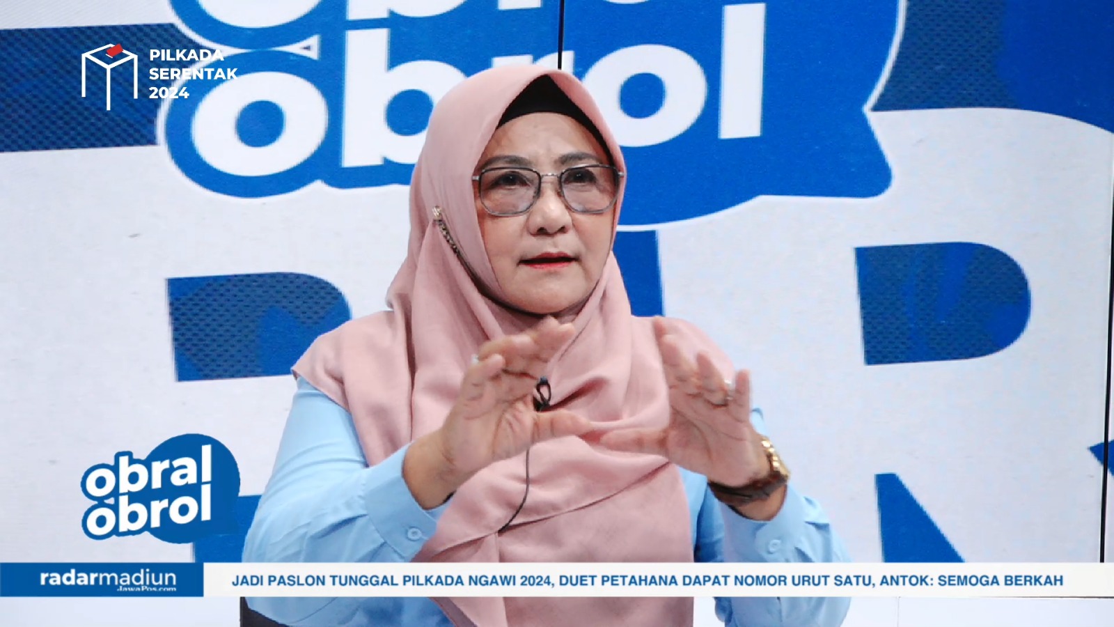 BINCANG PILKADA: Nanik Endang Rusminiarti saat di studio JawaPos TV Madiun, Rabu (25/9). (TEGAR RUKMANA/RADAR MADIUN)