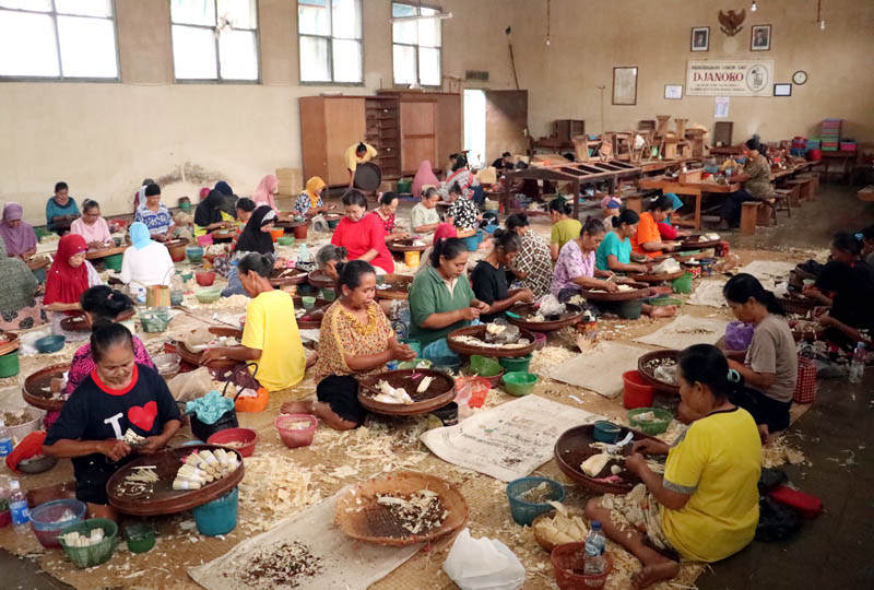 BURUH LINTING: Pabrik rokok klobot Djanoko di Kelurahan Mangkujayan, Ponorogo, hanya berproduksi selama empat hari saja.