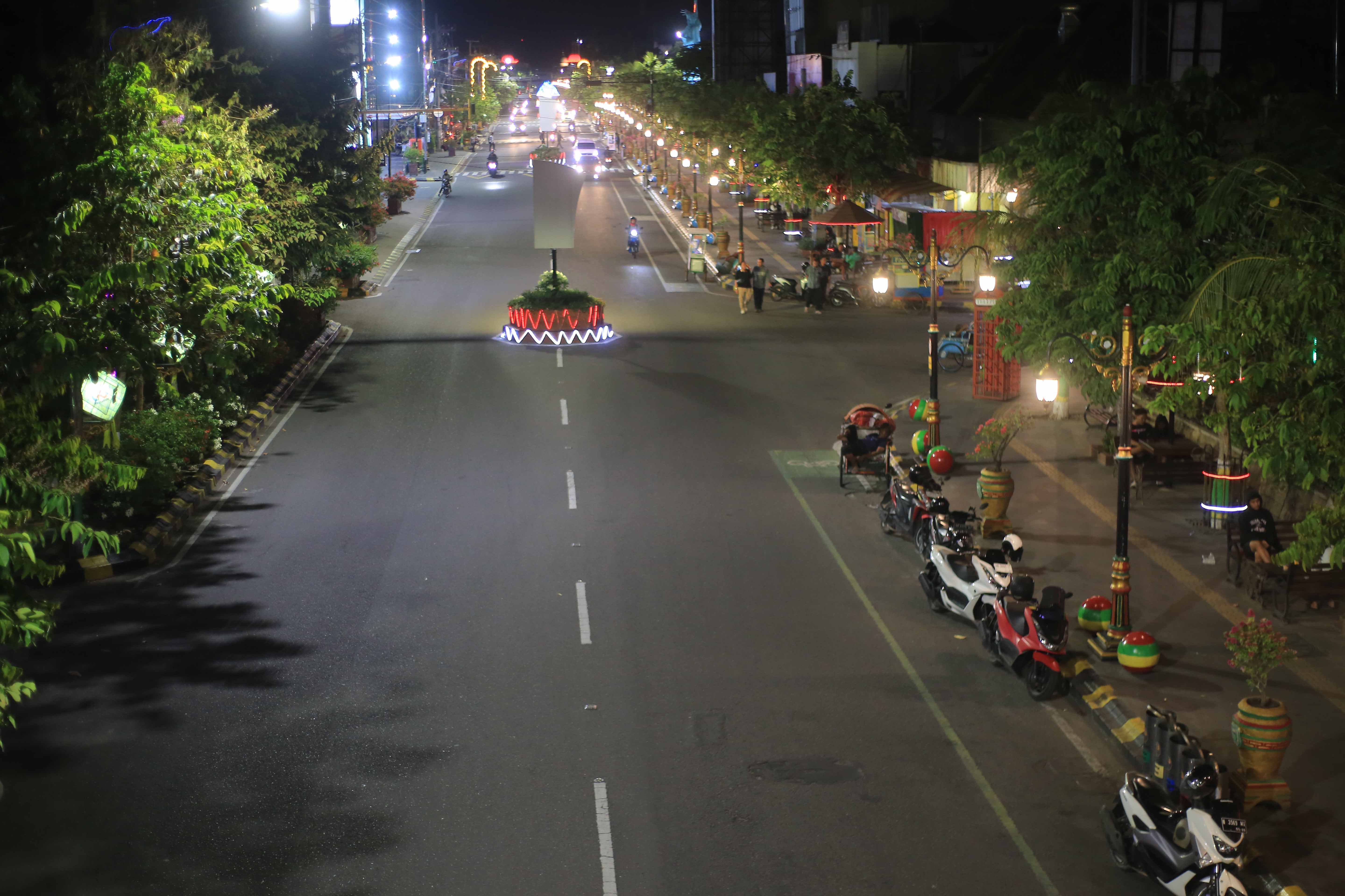 PUSAT KOTA: Jalan Pahlawan dan Alun-Alun Kota Madiun menjadi dua titik yang dilarang untuk dipasangi APK karena merupakan kawasan pemerintahan-perekonomian. (BAGAS BIMANTARA/RADAR MADIUN)