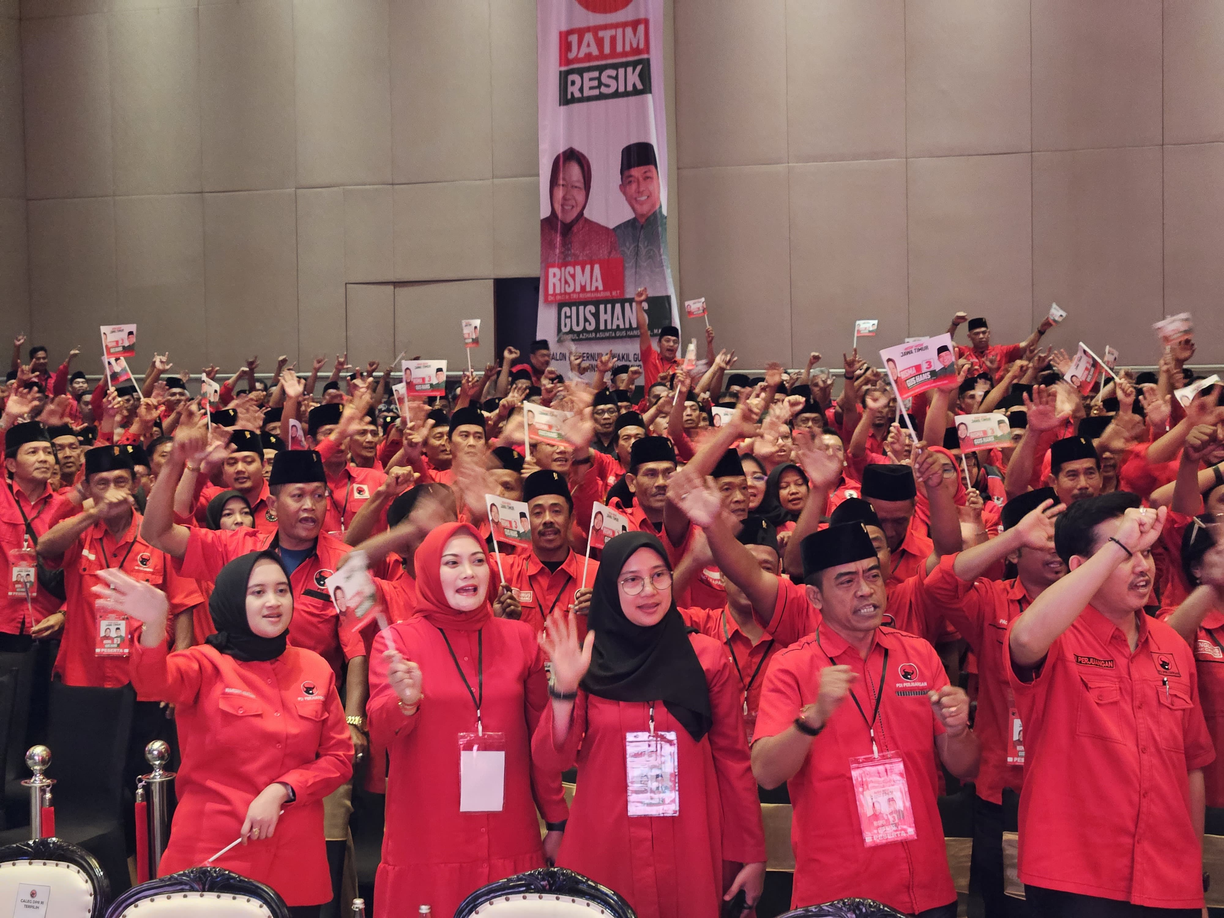 SERIUS: Suasana rapat kerja daerah khusus (rakerdasus) paslon Dadi di Surabaya kemarin.(DPC PDIP KOTA MADIUN)&nbsp;