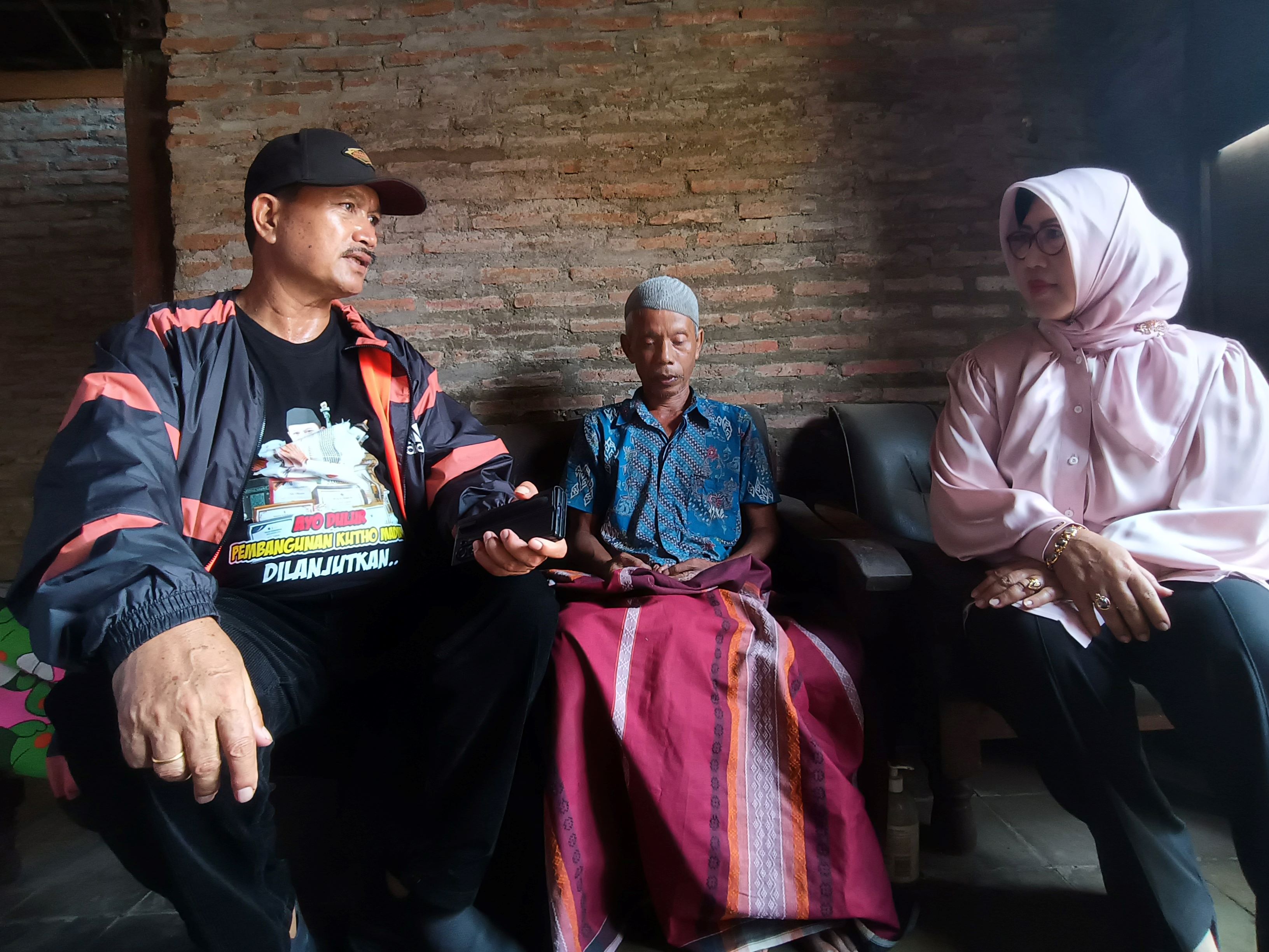 DARI DEKAT: Cawali nomor urut 2 Maidi menyambangi lansia ngebrok dan disabilitas di Jalan Pucang Anom, Kelurahan Manisrejo Kamis (26/9).&nbsp;(HENGKY RISTANTO/RADAR MADIUN)