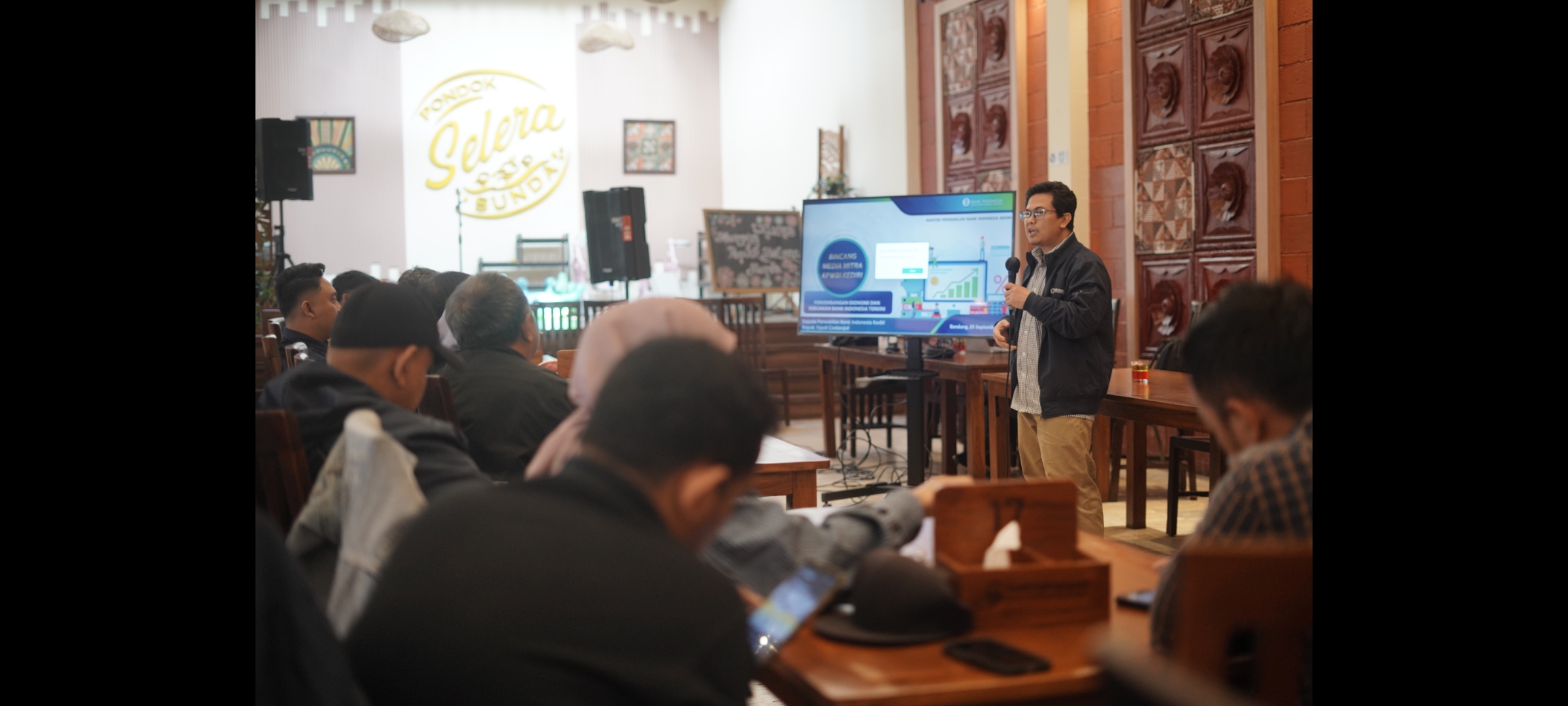 SINERGI MEDIA: Kepala Kantor KPw BI Kediri Yayat Cadarajat saat Bincang Media di event Capicity Building dan Media Gathering di Bandung 24-25 September. (BI KEDIRI FOR RADAR MADIUN)