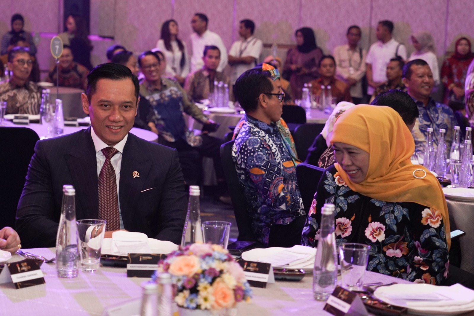 SATU TIM: Ketum Partai Demokrat Agus Harimurti Yudhoyono bersama dengan Cagub Jatim Khofifah Indar Parawansa.