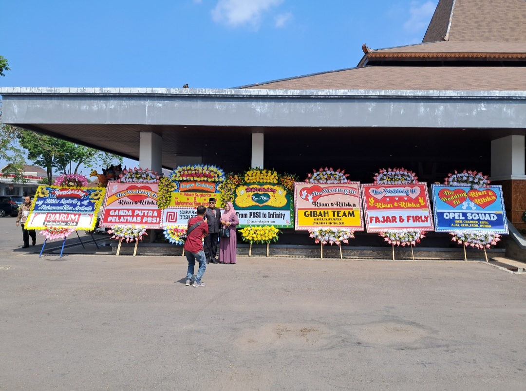 Karangan bunga dari insan badminton hiasi resepsi pernikahan Ribka Sugiarto dan Muhammad Rian Ardianto. (Andi Chorniawan/Radar Madiun)