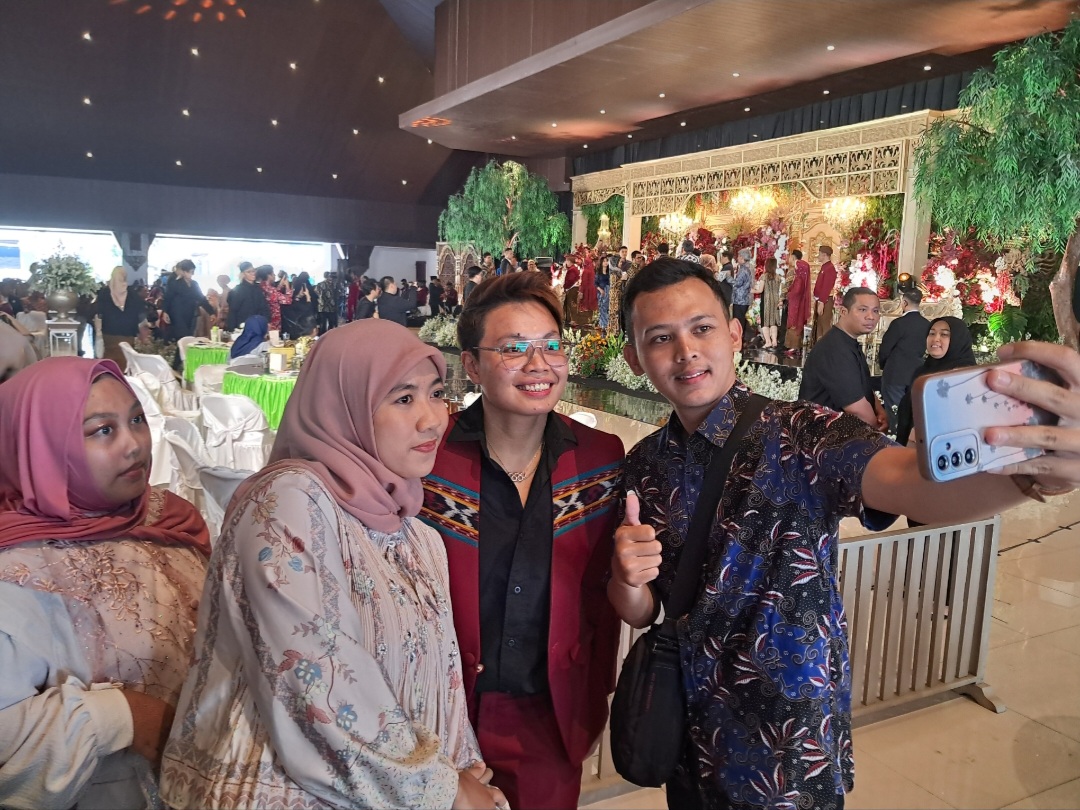 Pernikahan Ribka Sugiarto dan Rian Ardianto didatangi atlet nasional, Apriyani jadi pusat perhatian. (Andi Chorniawan/Radar Madiun)