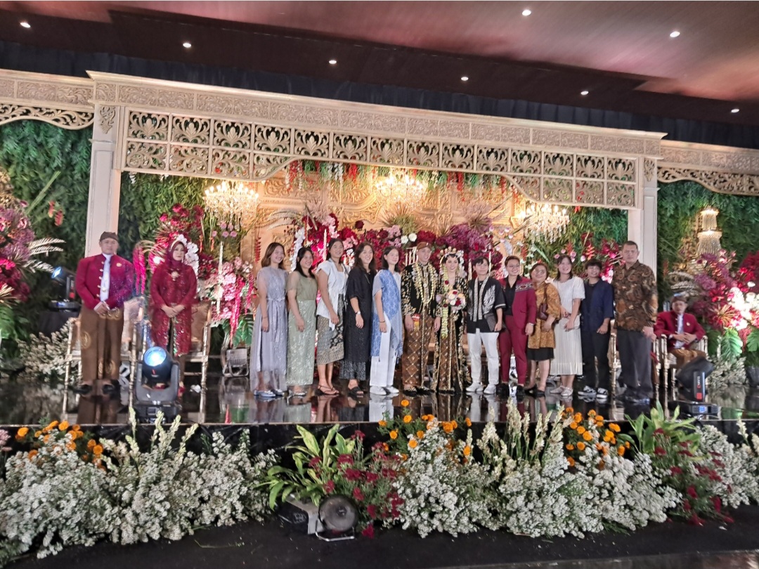 Resepsi pernikahan Ribka Sugiarto dan Rian Ardianto kental adat Jawa. (Andi Chorniawan/Radar Madiun)