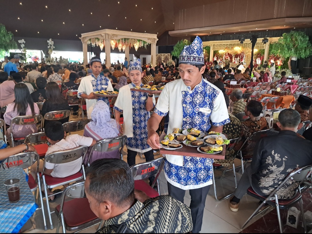 Resepsi pernikahan sederhana Ribka Sugiarto dan Rian Ardianto, sajikan hidangan tamu dengan konsep piring terbang. (Andi Chorniawan/Radar Madiun)