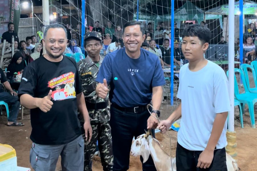 APRESIASI: Dwi Rianto Jatmiko menghadiri Turnamen Bola Voli Bupati Cup di Desa Pengkol, Mantingan, Ngawi, Sabtu (28/9).