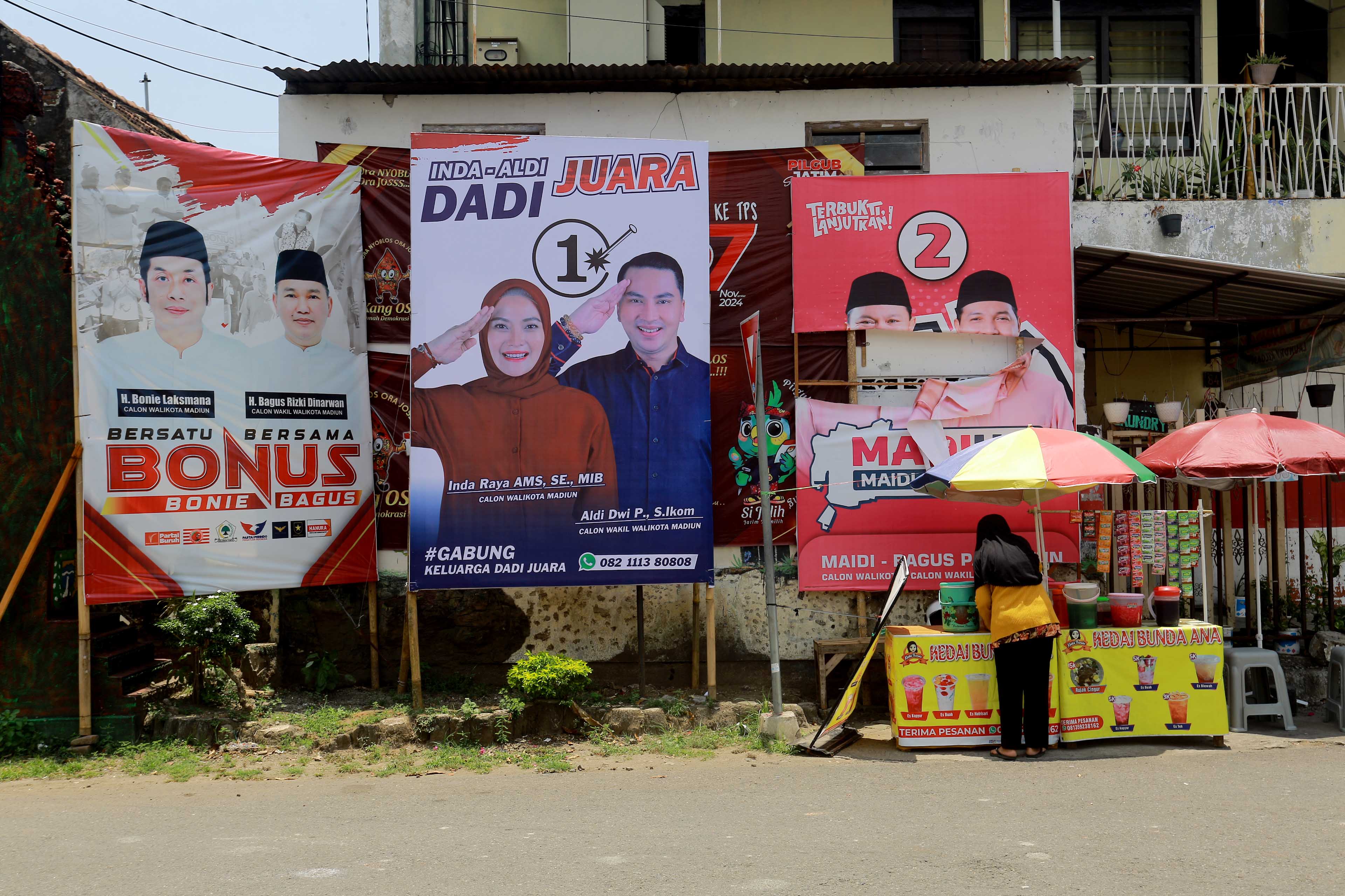 ILUSTRASI: APK tiga paslon Pilkada Kota Madiun 2024. (BAGAS BIMANTARA/RADAR MADIUN)