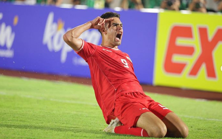 Selebrasi Jens Raven usai mencetak gol.
