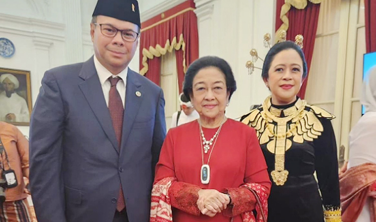 Romy Soekarno bersama Megawati Soekarnoputri dan Puan Maharani.