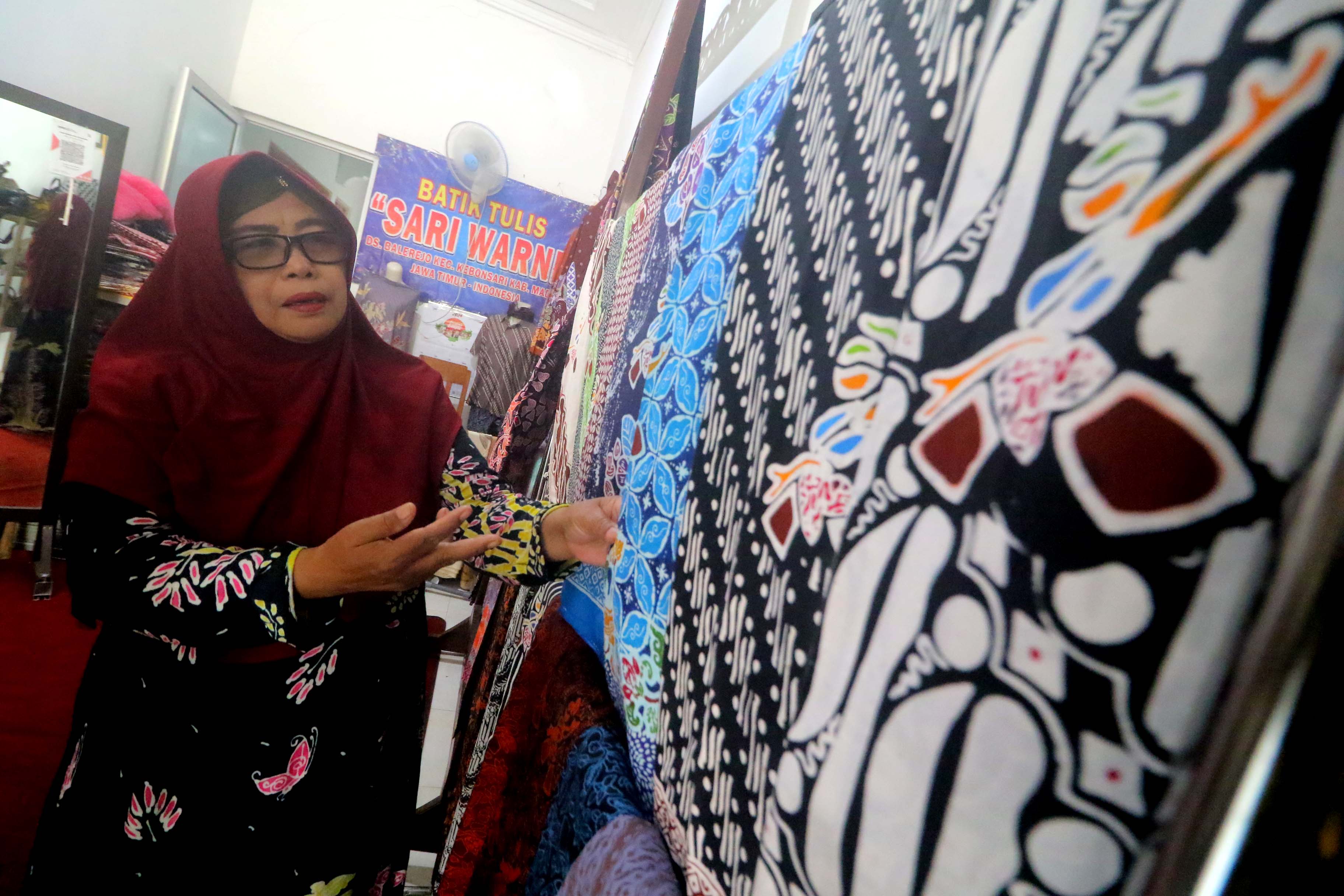 MASIH EKSIS: Siti Suwarni, perajin batik yang mengembangkan motif khas Kabupaten Madiun berupa Batik Kampung Pesilat di Desa Balerejo, Kebonsari. (R. BAGUS RAHADI/RADAR MADIUN)