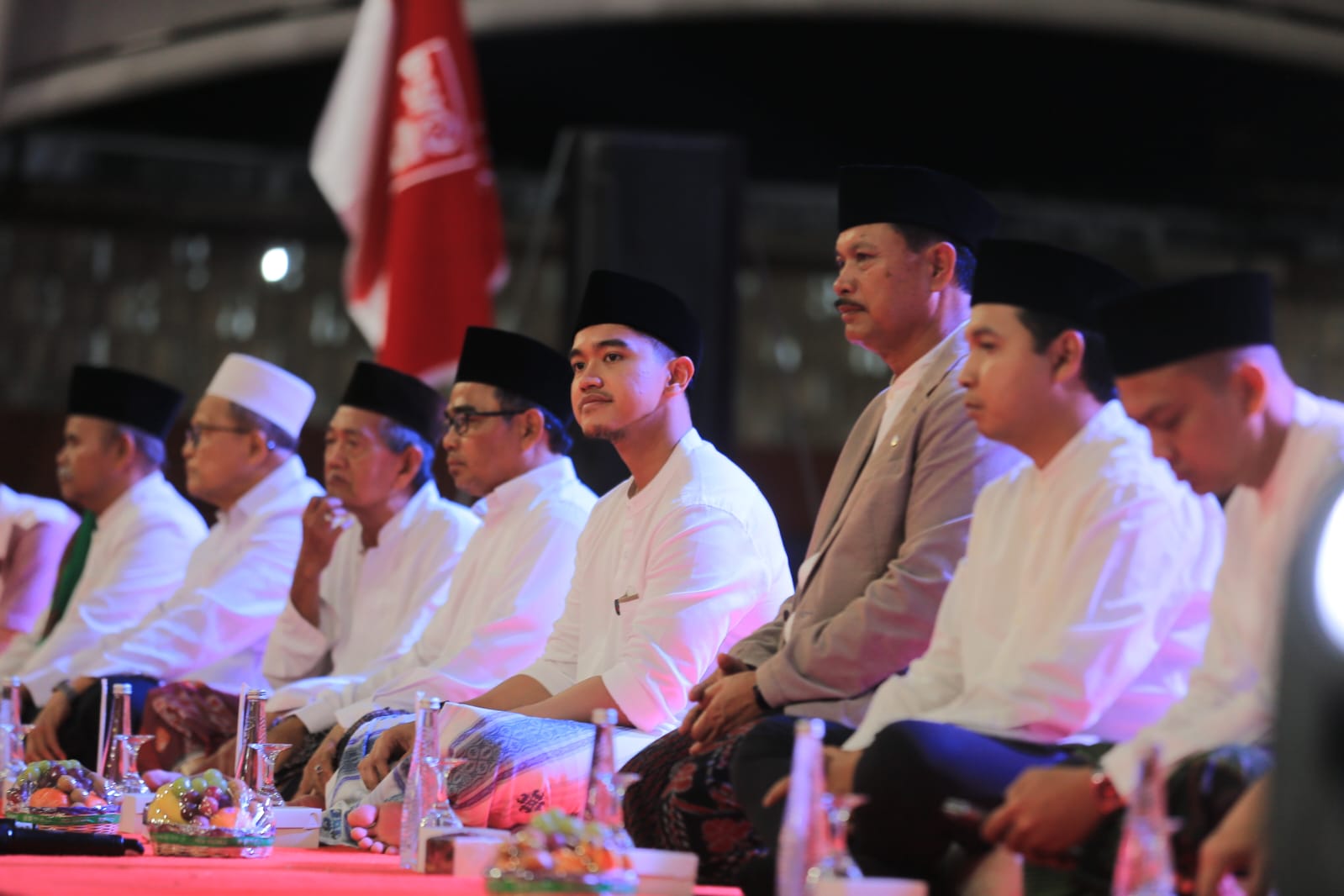 MILAD: Ketum PSI Kaesang Pangarep dalam acara istighosah Milad PSI ke-10 di Kota Madiun, Selasa (1/10) malam. (BAGAS BIMANTARA/RADAR MADIUN)