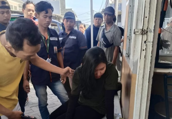 Pelaku usai diamankan warga.