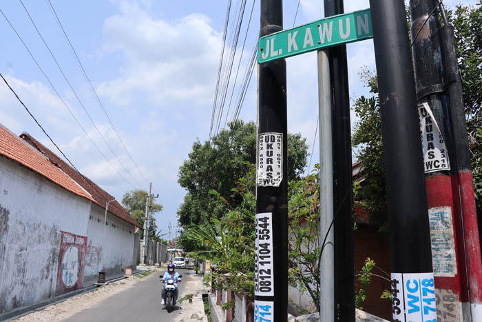 PENINGGALAN: Nama jalan dan bangunan sisa peninggalan industri batik di Jalan Kasung, Kelurahan Kertosari, Babadan menjadi salah satu peninggalan sejarah batik di Ponorogo.