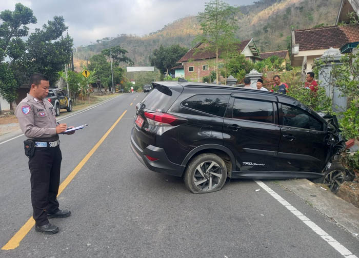 RINGSEK: Petugas Polres Trenggalek mengidentifikasi kecelakaan lalu lintas di Jalan Raya Trenggalek-Ponorogo yang melibatkan mobil dinas Camat Sukorejo, Senin (1/10).