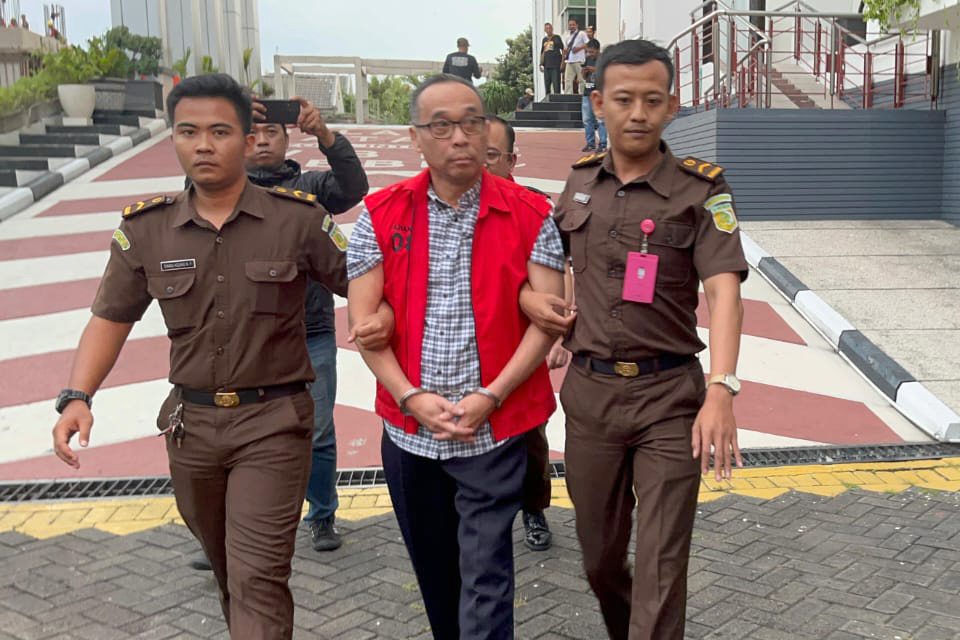 DITAHAN: Mantan Dirut PT INKA Budi Noviantara digelandang penyidik untuk ditahan di Cabang Rutan Negara Kelas I Surabaya, Selasa (1/10) lalu.&nbsp;(LUGAS WICAKSONO/RADAR MADIUN)