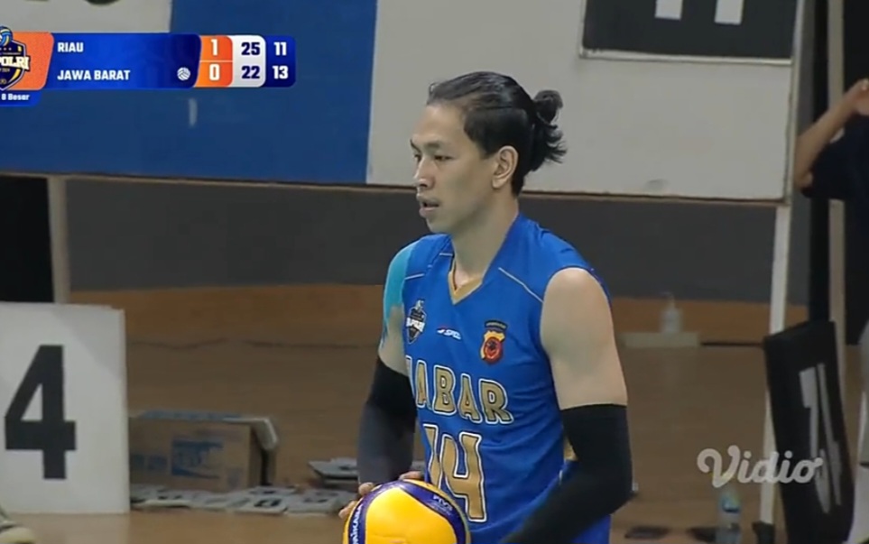 Farhan Halim saat hendak serve.
