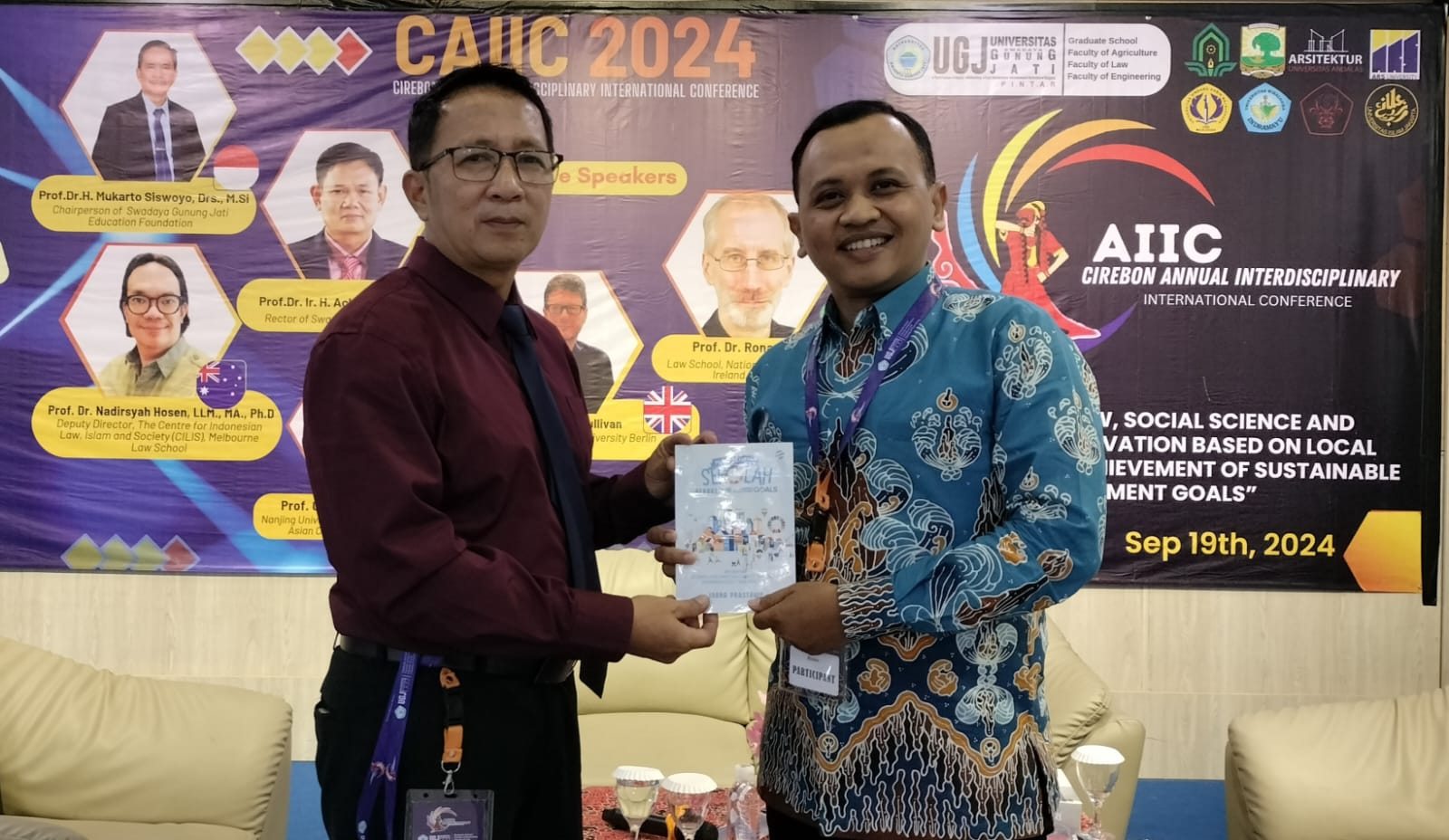 INOVATIF: Kepala SMKN 1 Sudimoro Indra Pratowo dan ketua pelaksana Seminar Internasional CAIIC Universitas Swadaya Gunung Jati Cirebon. (DOKUMEN)