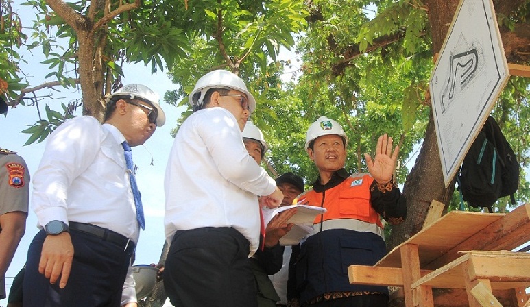 SIDAK: Pj Gubernur Jawa Timur Adhy Karyono (tengah) ndeleng gambar lintasan Sirkuit Balap Magetan. (AJI PUTRA/RADAR MADIUN)