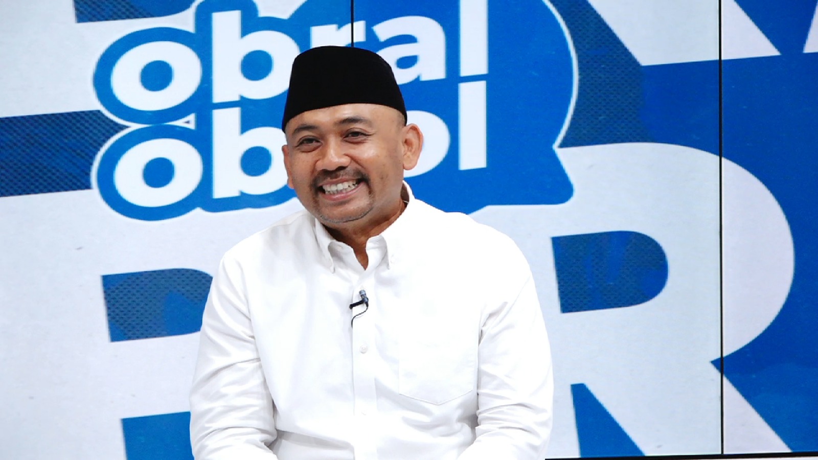 CALON TUNGGAL: Cabup Ngawi Ony Anwar Harsono di Studio JawaPos TV Madiun, Jumat (4/10). (TEGAR RUKMANA/RADAR MADIUN)