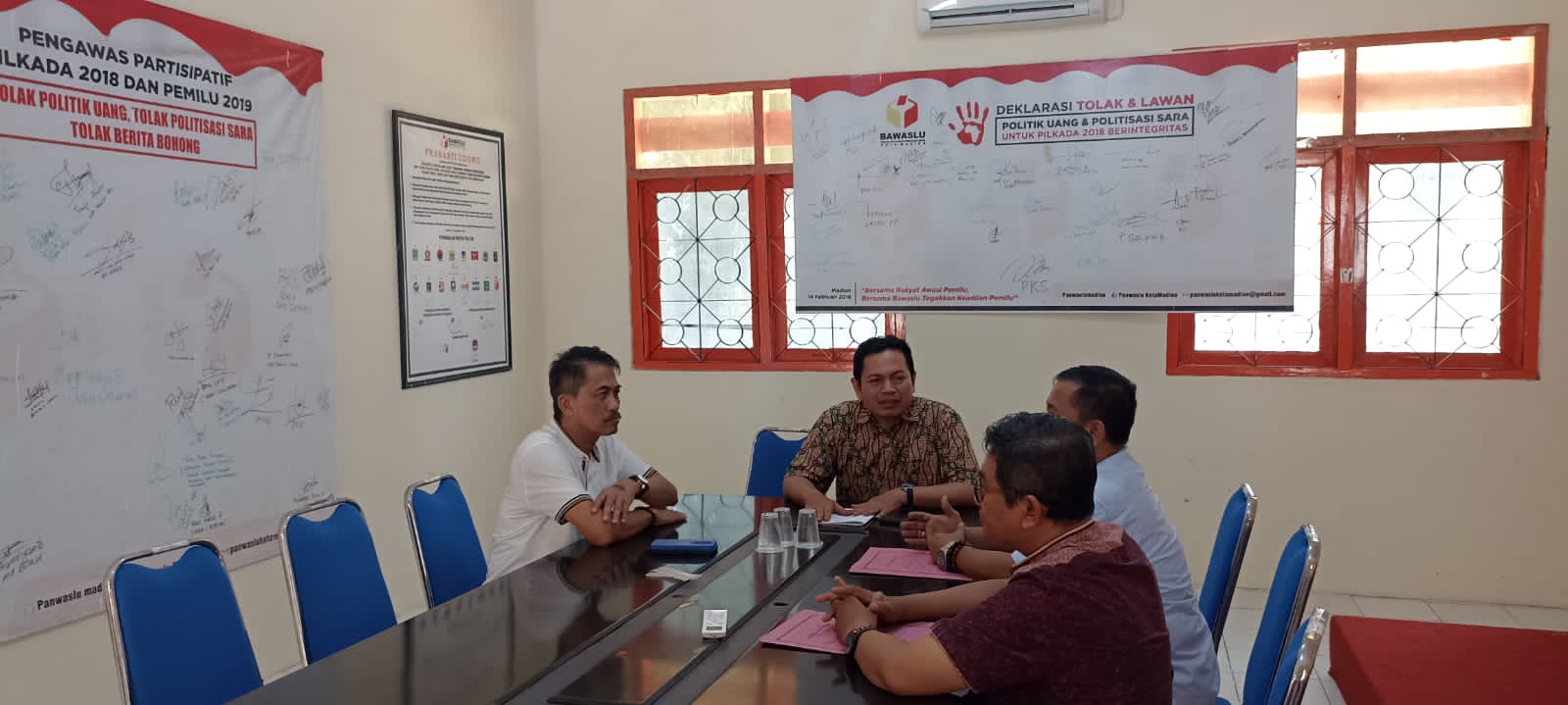 Tim pemenangan paslon Madiun menunjukkan bukti dukung kepemilikan feeder ke bawaslu, Jumat lalu (4/10). (BAWASLU FOR JAWA POS RADAR MADIUN)