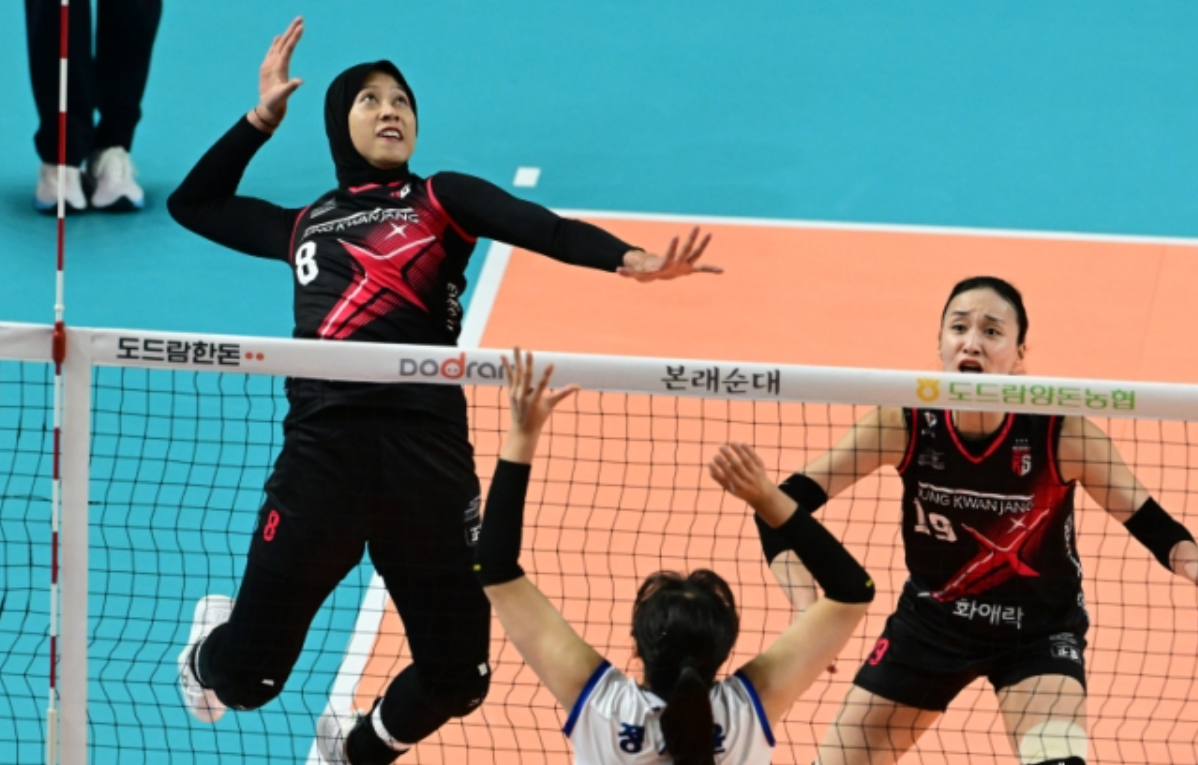 REBUT SET PERTAMA: Megawati Hangestri dan Pyo Seung-ju beraksi di final KOVO Cup 2024, Minggu (6/10). Di laga ini, Red Sparks kalah dari Hyundai Hillstate. (NAVER)