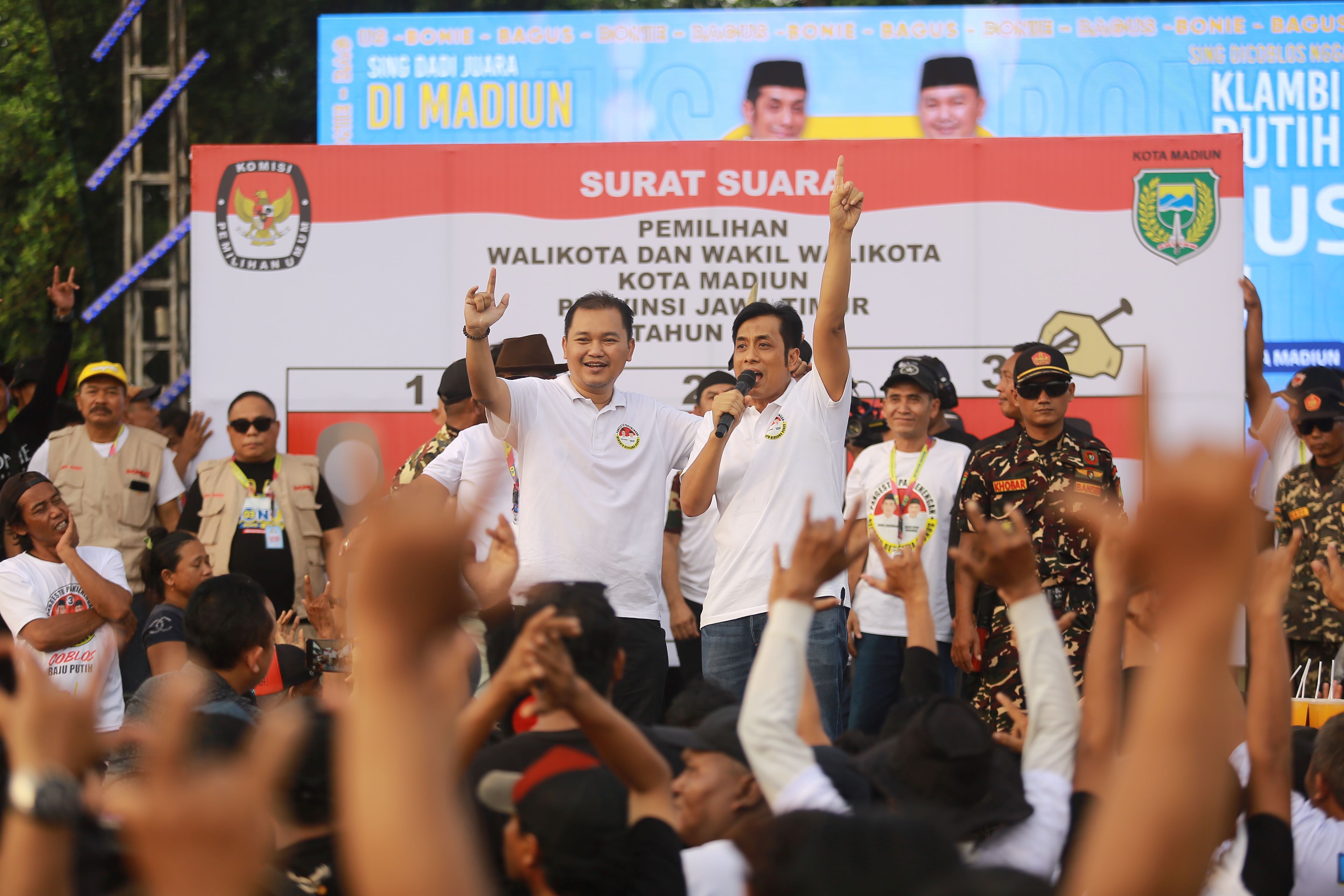 KAMPANYE: Paslon wali kota dan wakil wali kota nomor urut 03 Bonie Laksmana-Bagus Rizki Dinarwan saat menggelar rapat umum terbuka di Lapangan Rejomulyo, Minggu (6/10).&nbsp;(BAGAS BIMANTARA/RADAR MADIUN)