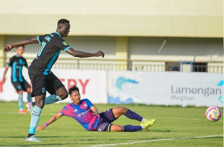 Sebiji gol Persela dicetak Ezechiel Ndouasel.