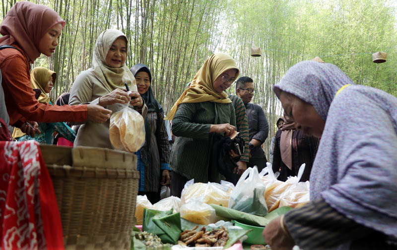 NOSTALGIA: Pjs Bupati Ngawi Tiat Surtiati Suwardi datang ke event Pasar Jadoel Ahad Legi di Taman Wisata Tawun, Minggu (6/10).