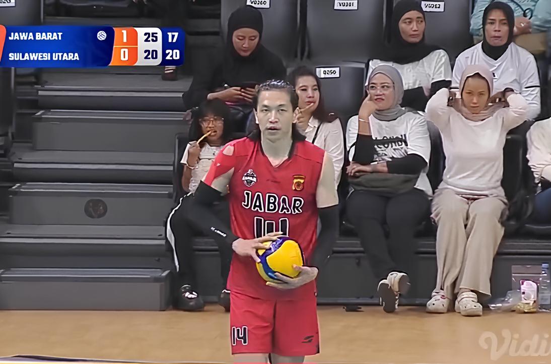 Farhan Halim saat hendak serve.