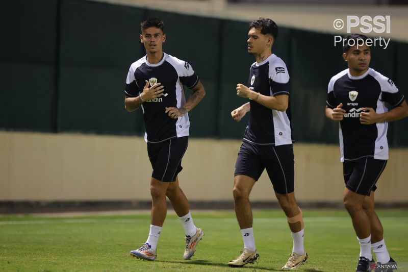 CERIA: Mees Hilgers dan para pemain Timnas Indonesia saat sesi latihan kedua di Bahrain, Selasa (8/10). (PSSI)