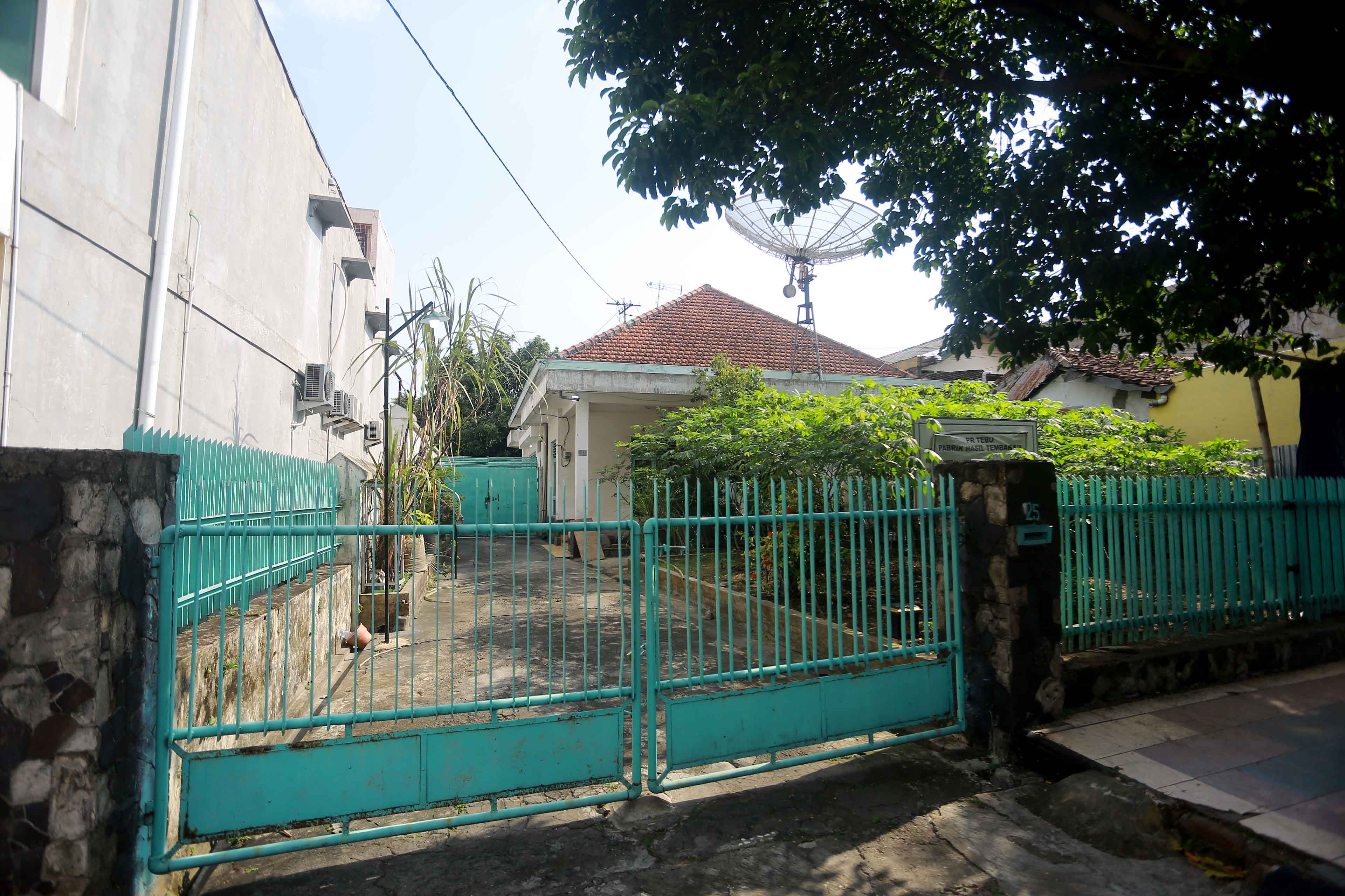 LEGENDARIS: Pabrik Rokok (PR) Tebu yang berada di Jalan Panglima Sudirman dikabarkan hendak mencabut izin pita cukainya ke KPPBC Madiun. (BAGAS BIMANTARA/RADAR MADIUN)