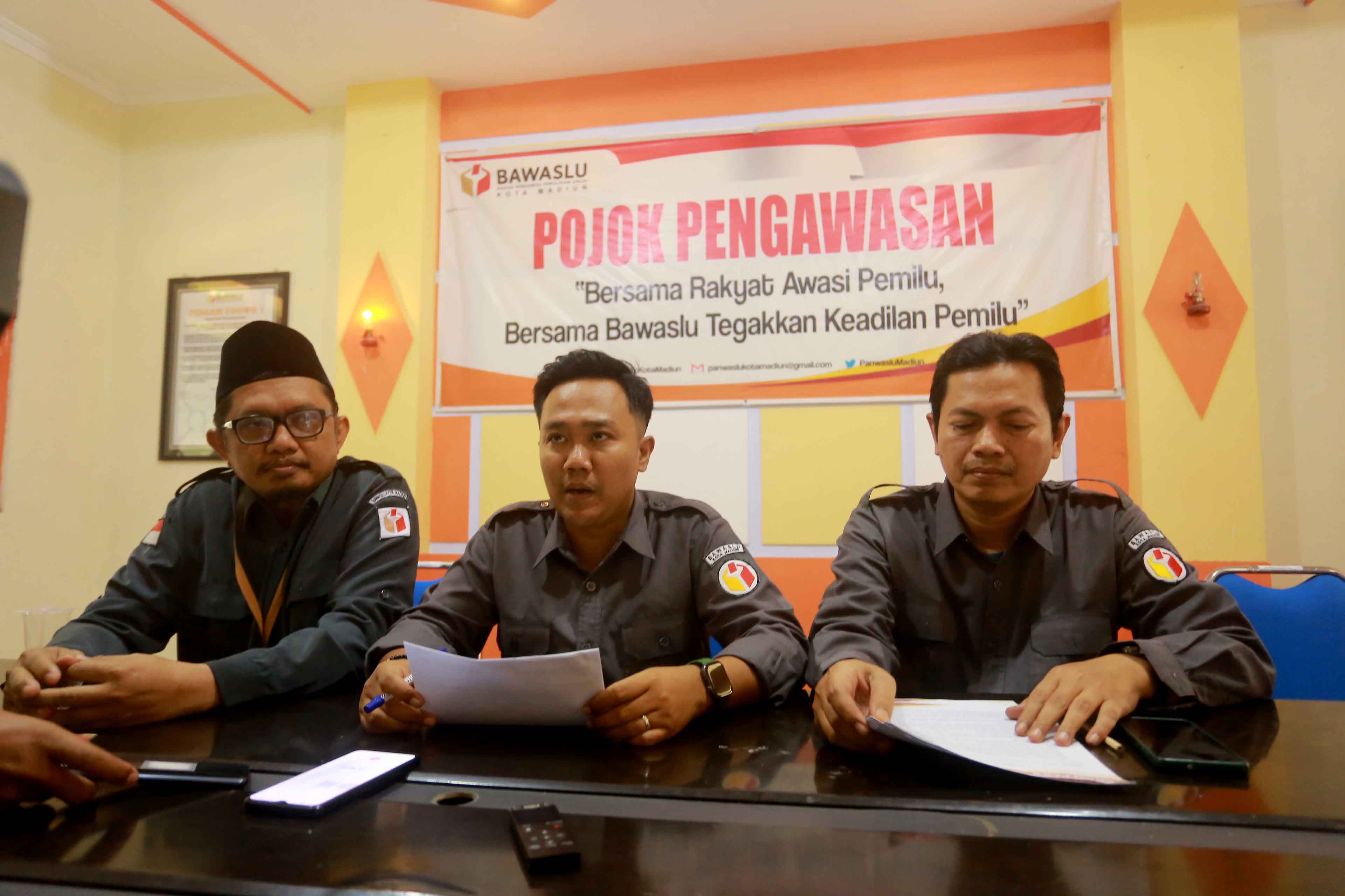 BEBERKAN TEMUAN: Bawaslu Kota Madiun menggelar konferensi pers terkait penanganan pelanggaran pilkada kemarin (8/10). (BAGAS BIMANTARA/RADAR MADIUN)