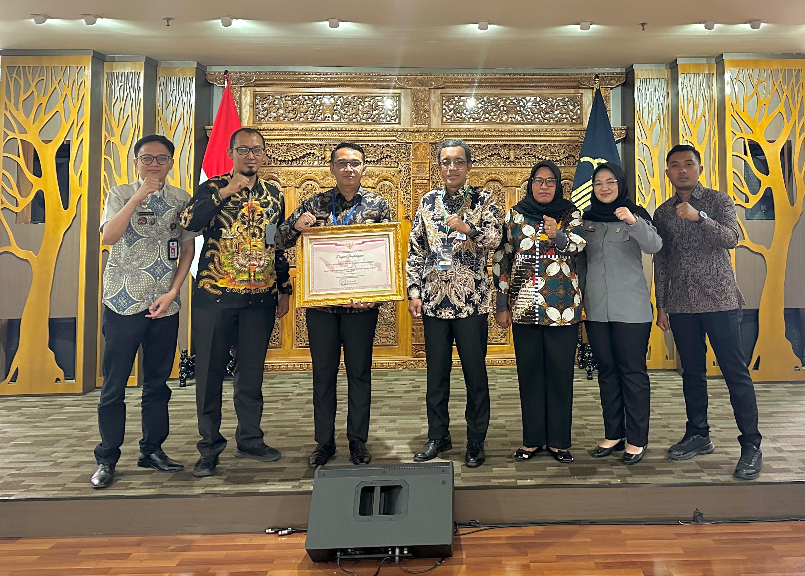 AWARD: Kanim Ponorogo mendapat Penghargaan Penyelenggaraan Pelayanan Publik Ramah Kelompok Rentan Terbaik 2024 dari Kemenpan RB. (KANIM PONOROGO)