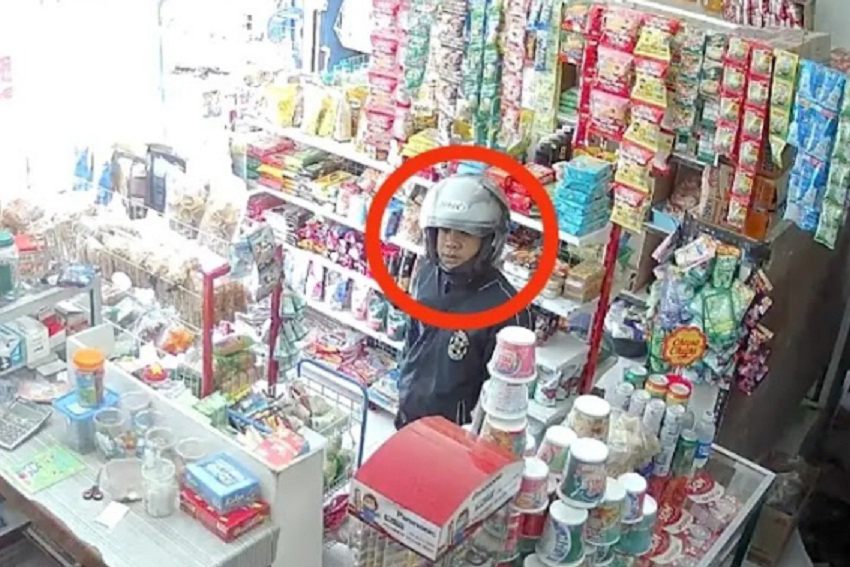 VIRAL: Pelaku pencurian salah satu toko di Jalan Pacitan-Lorok, Ngadirojo, Pacitan, terekam CCTV.