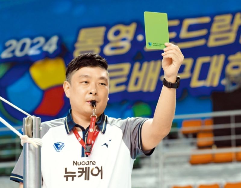 GREEN CARD: Wasit memberi kartu hijau kepada Wipawee Srithong (Hyundai Hillstate) setelah menerima spike Megawati Hangestri (Red Sparks) di final KOVO Cup 2024. (NAVER)